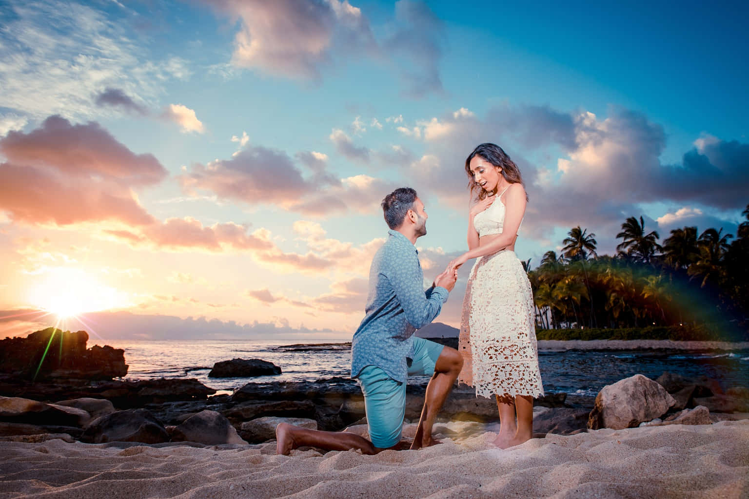 Coppiasulla Spiaggia - Immagine Della Proposta Di Matrimonio