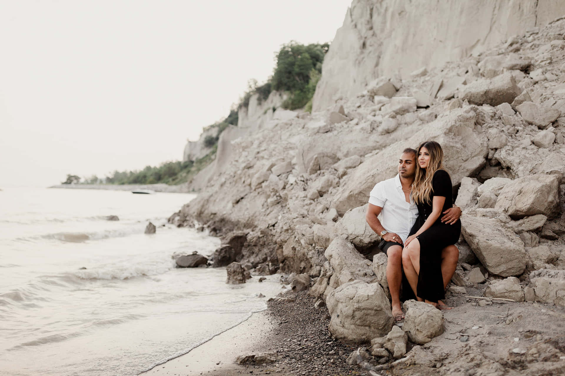 Couple_at_ Scarborough_ Bluffs_ Shoreline Wallpaper