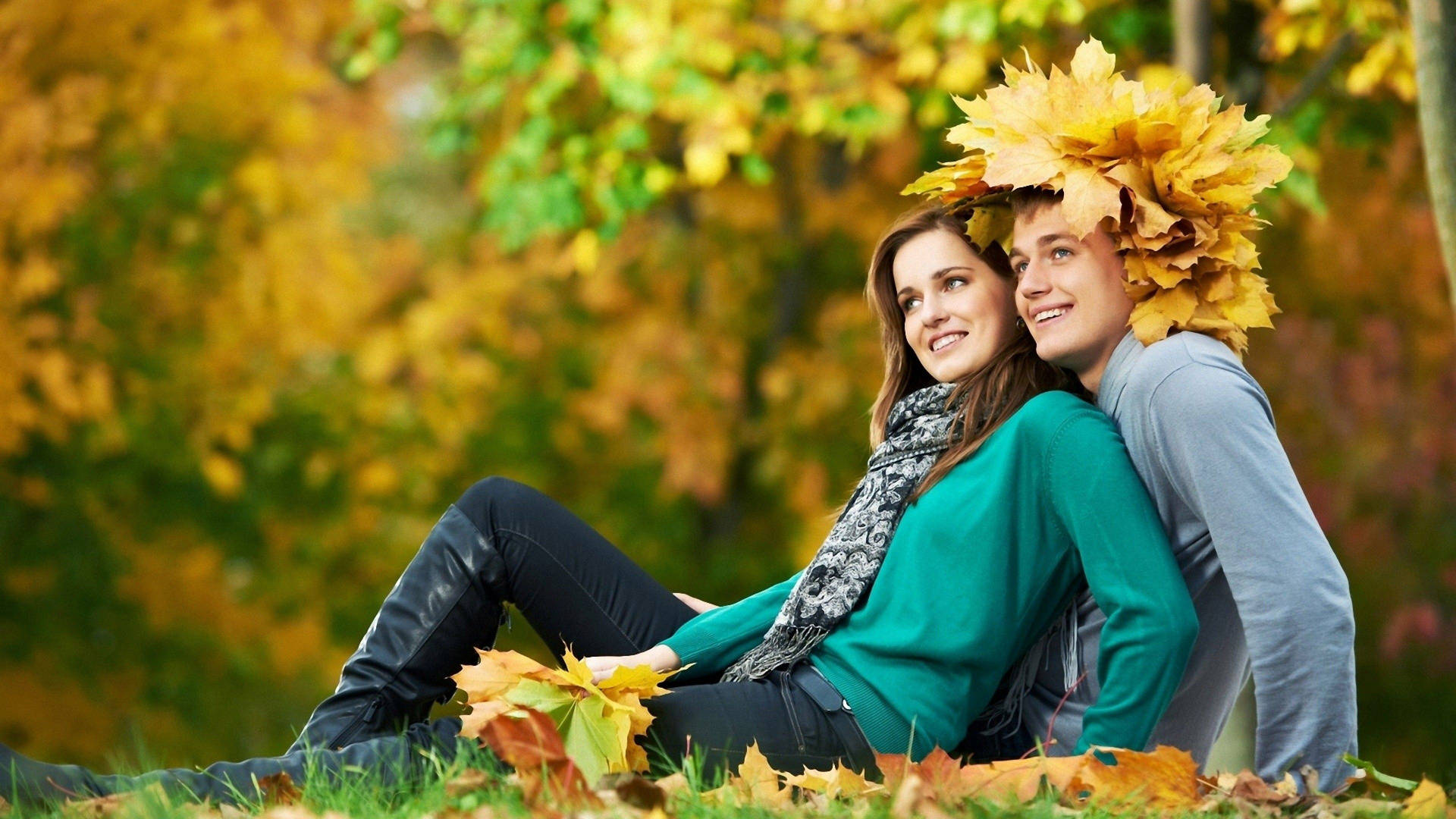 Couple Autumn Pictorial Wallpaper