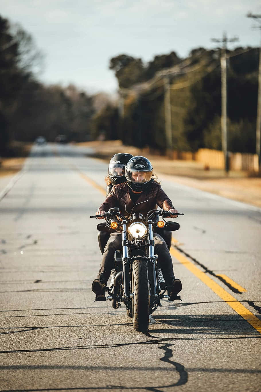 queBridge – Par af motorcykelryttere på et billedskønt bro