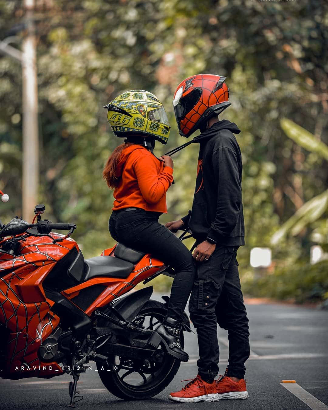 Par på motorcykel med hjelm billede wallpaper