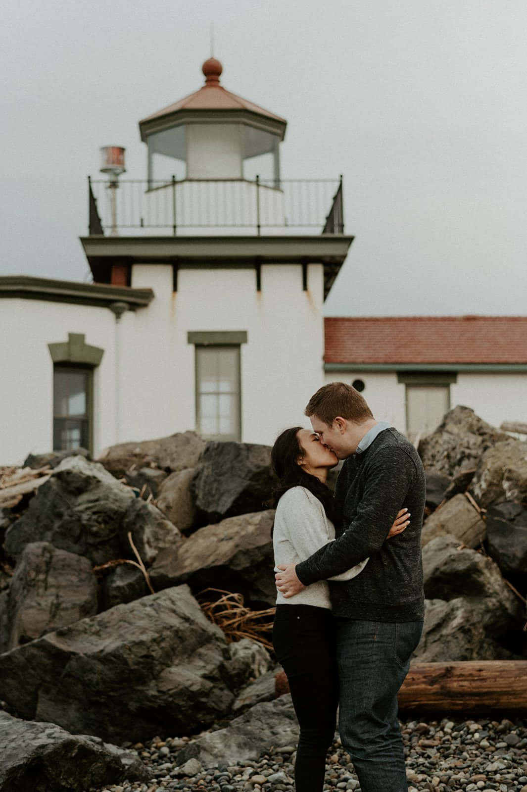 Couple Embrace Lighthouse Discovery Park Wallpaper