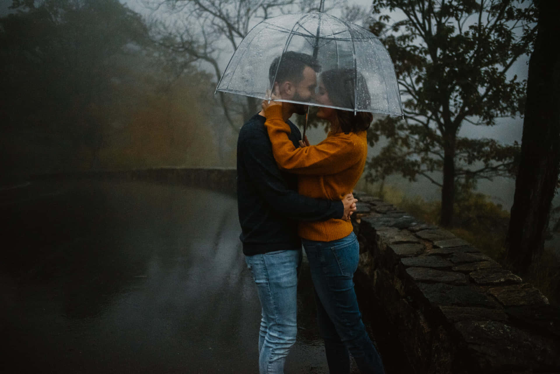 Ettromantiskt Par I Regnet