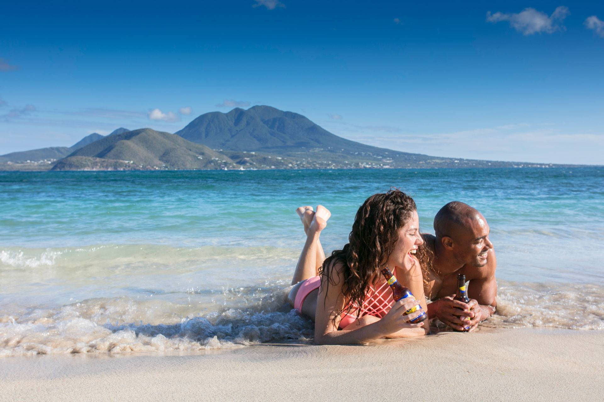 Enjoying The Sunset: Par i St. Kitts og Nevis nyder solnedgangen Wallpaper