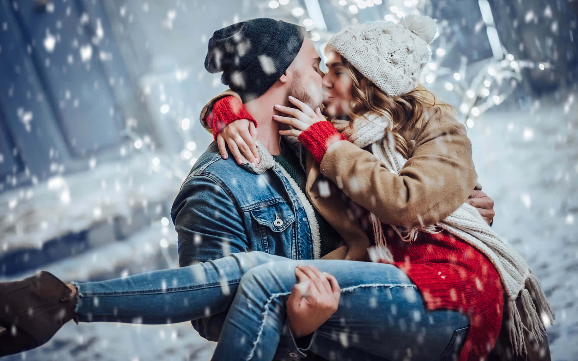 Bildeines Paares, Das Sich Im Schneegestöber Küsst.