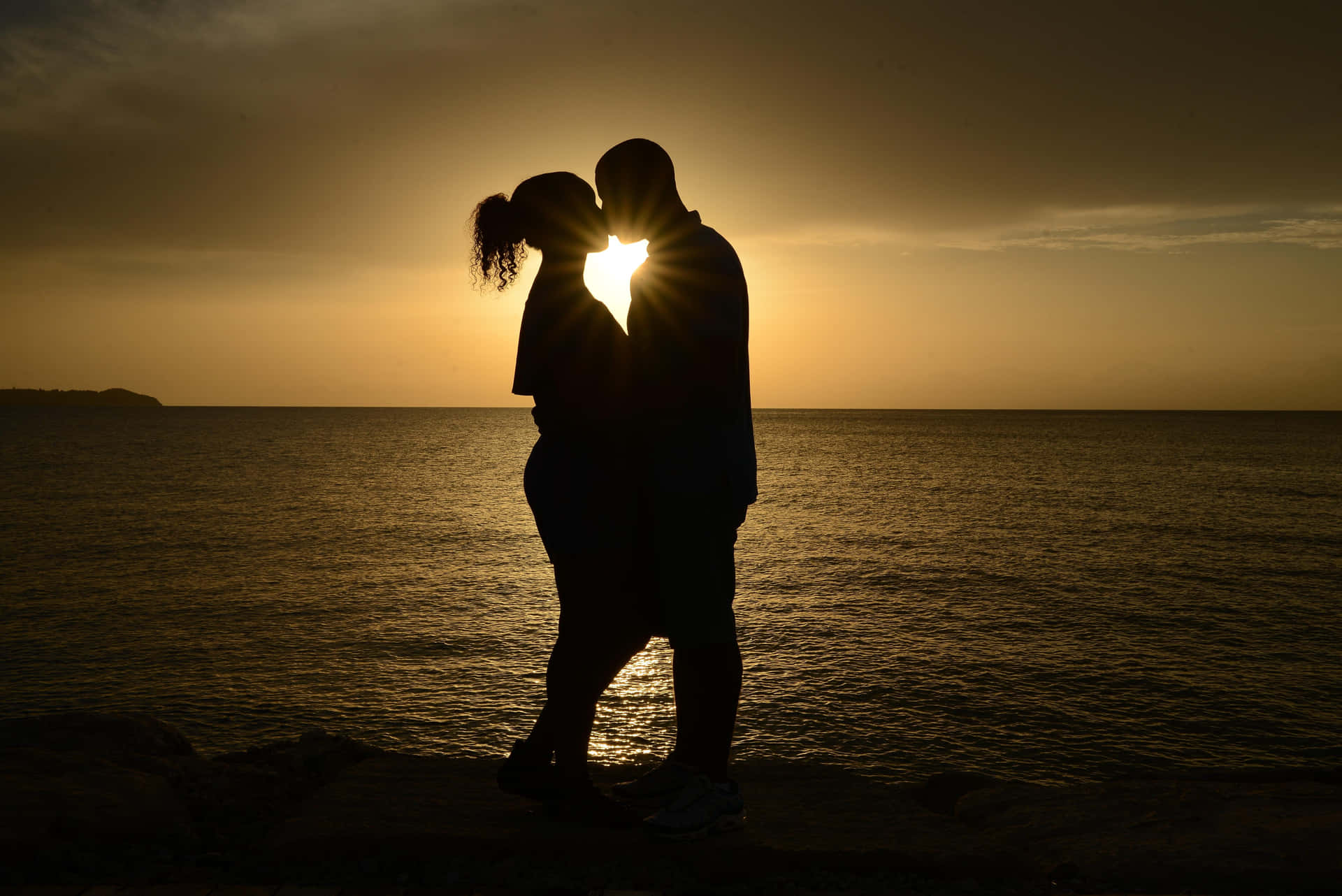 Par kysse silhuet på stranden billede wallpapers