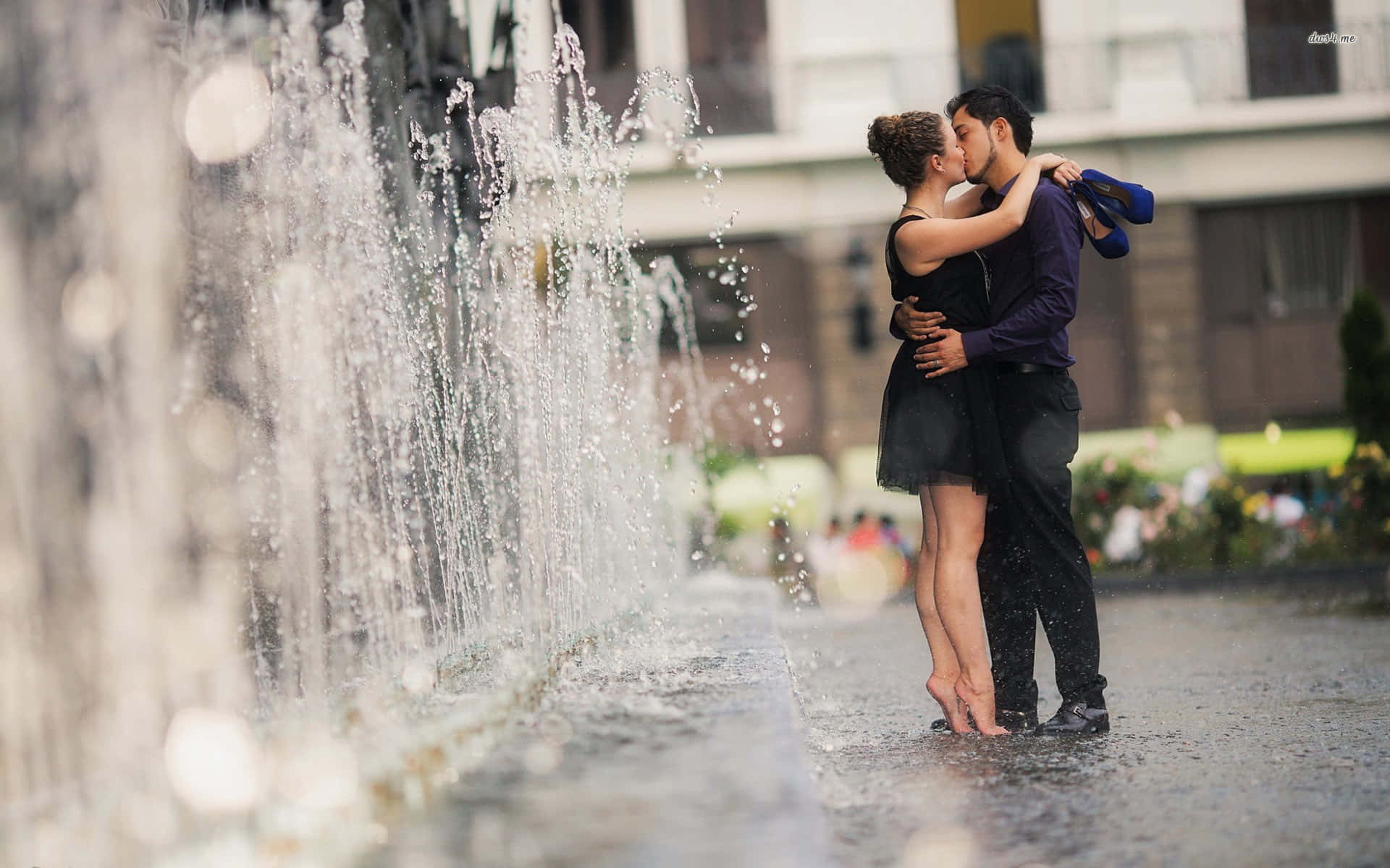 Couple Kissing With Fountain Picture