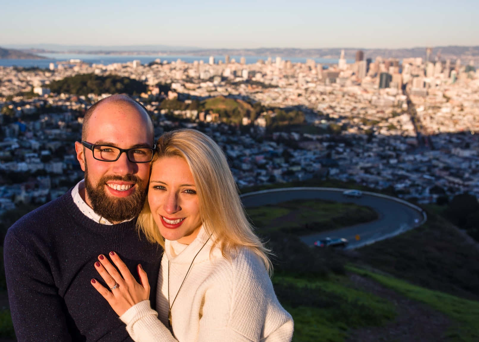 Couple Overlooking San Francisco From Twin Peaks Wallpaper