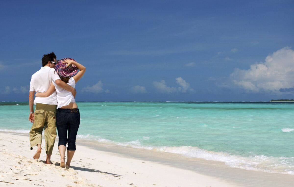"couple's Paradise: Enjoying Serene Beach Moments" Wallpaper