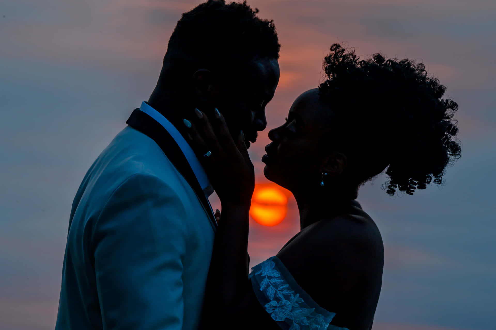 Bildeines Paares Bei Sonnenuntergang Kurz Vor Einem Kuss Auf Einer Hochzeit
