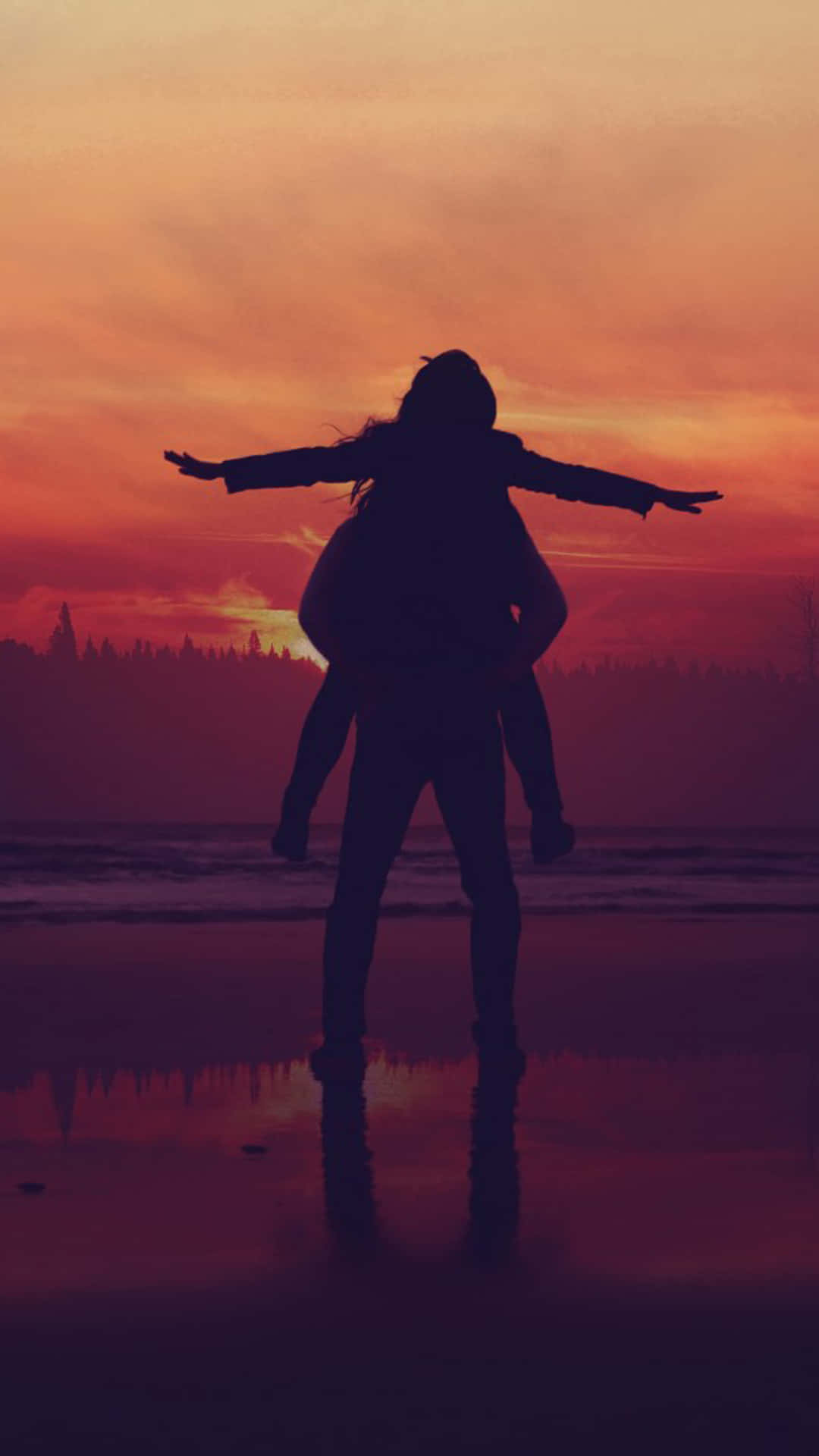 Par billede af et par, der ser solnedgang, mens de bærer Wallpaper