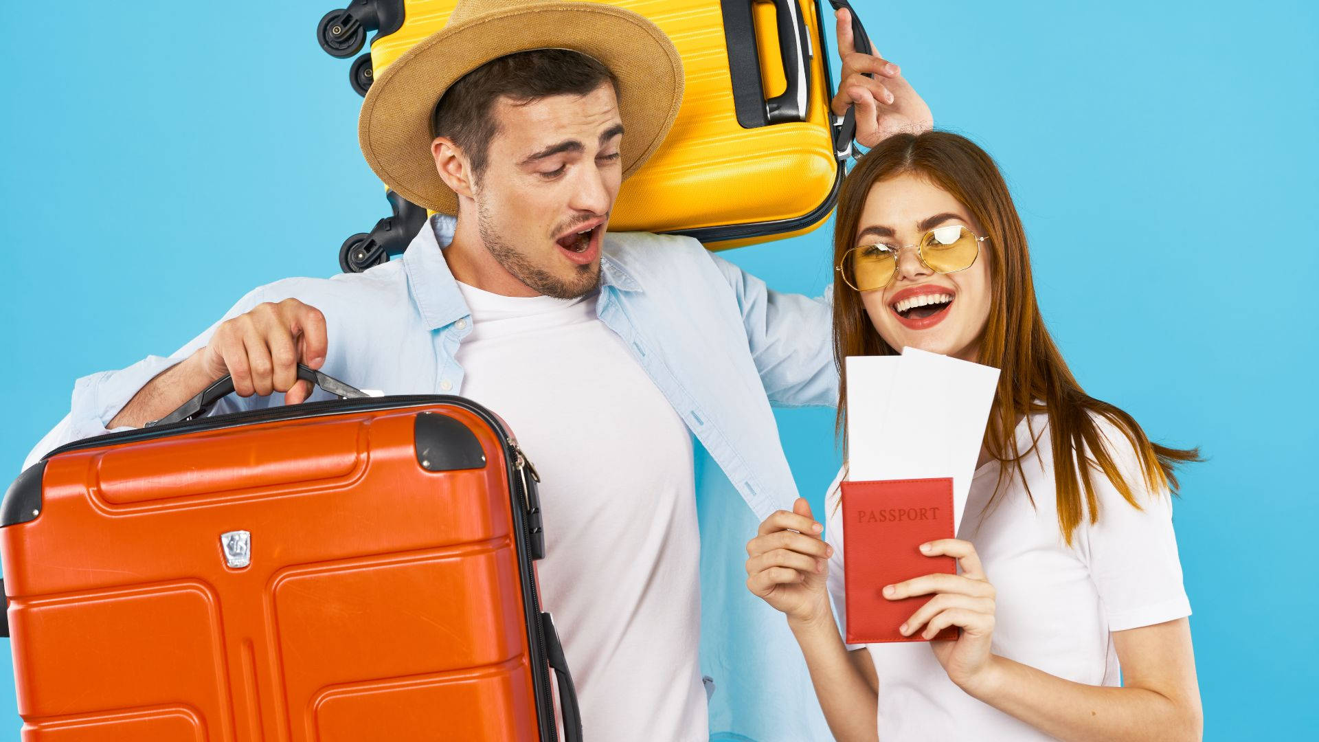 Par med kuffert og pas ved siden af ​​et fly Wallpaper