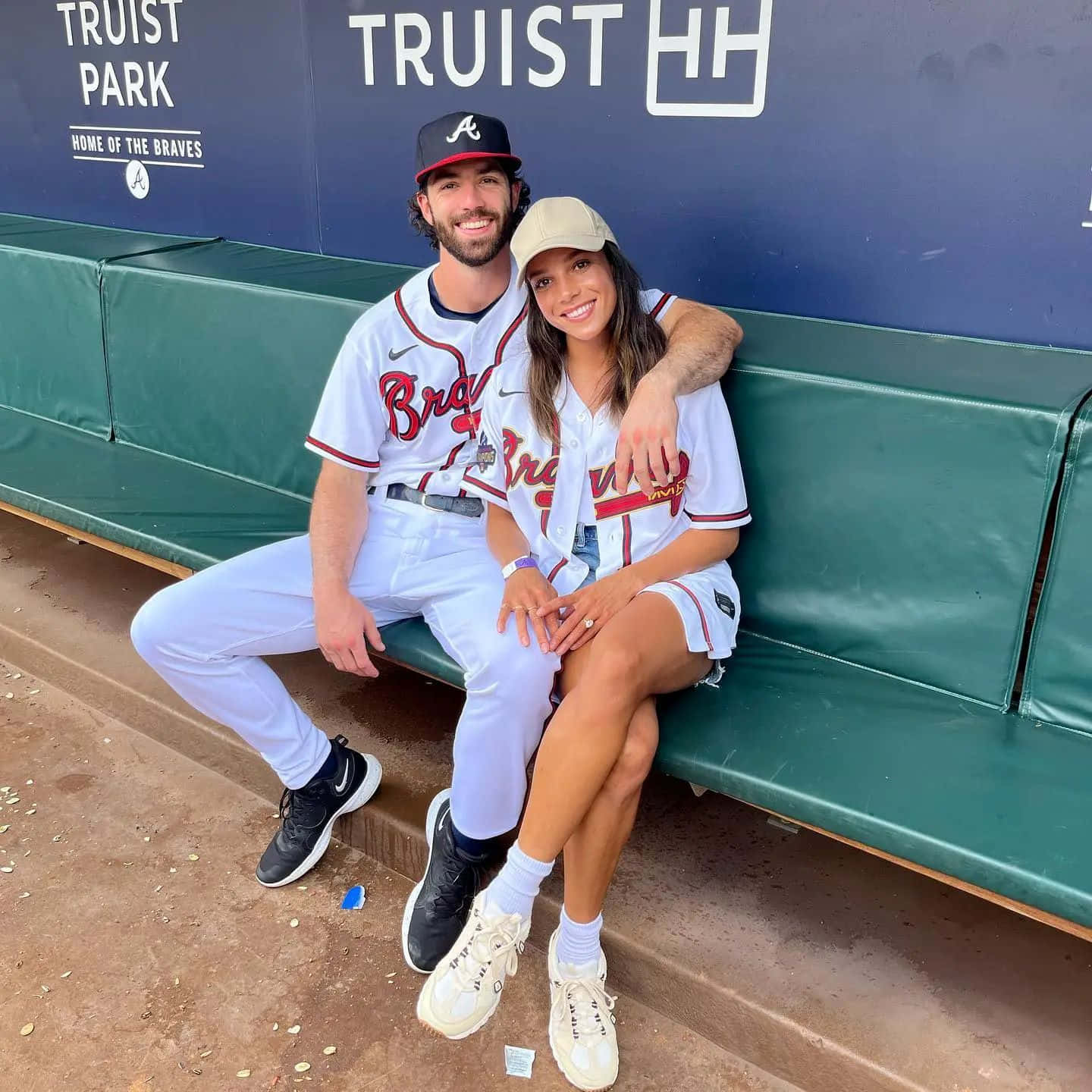 Couple En Uniformes De Baseball Au Stade Fond d'écran