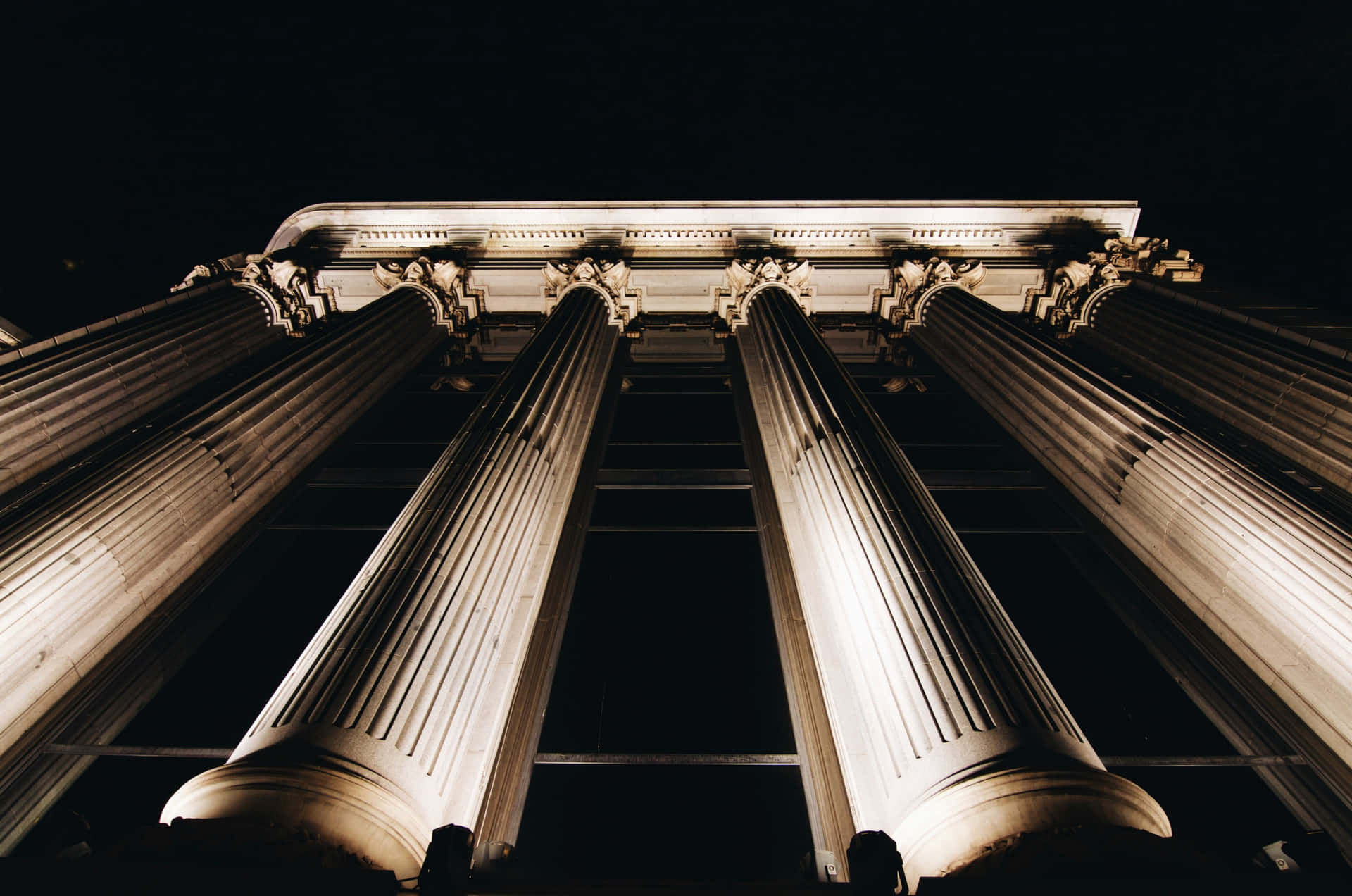 Courthouse Tall Pillar At Night Wallpaper