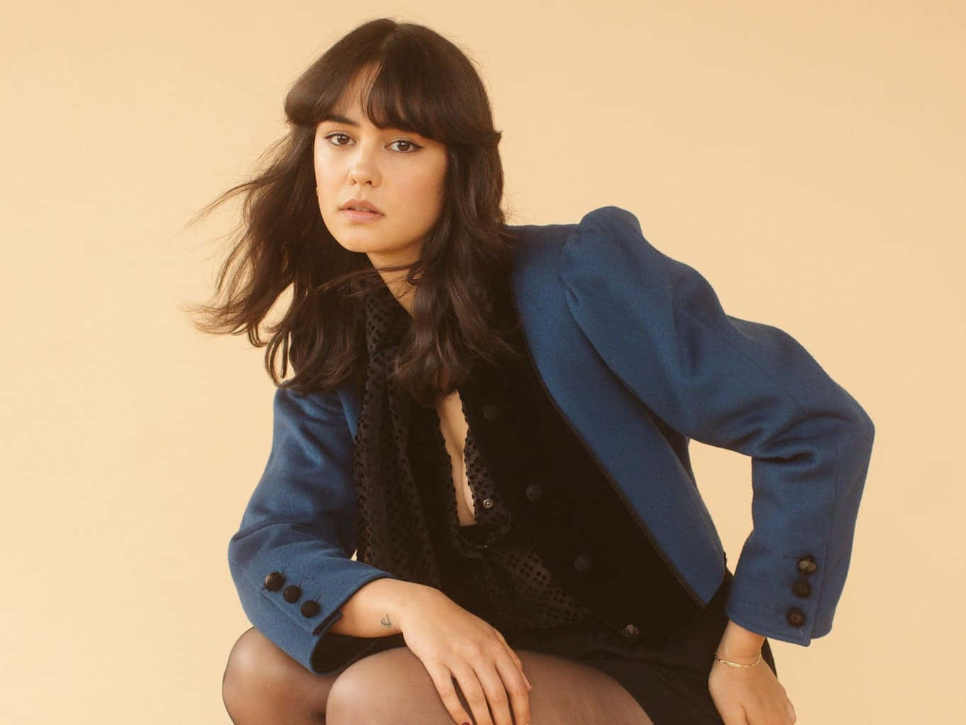 Portrait De Courtney Eaton En Blazer Bleu Fond d'écran