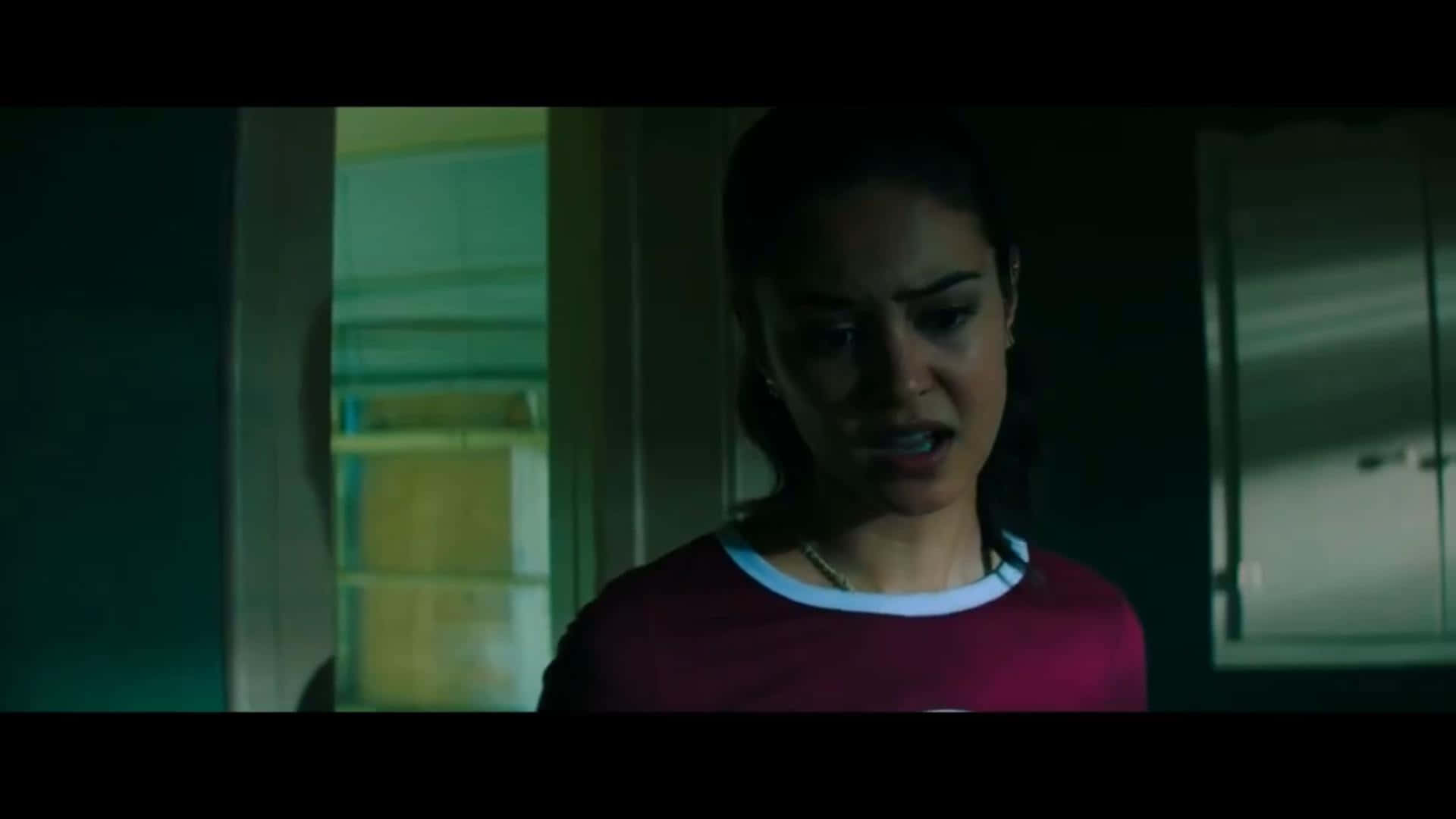 Courtney Eaton I En Distressed Scene Bakgrunnsbildet