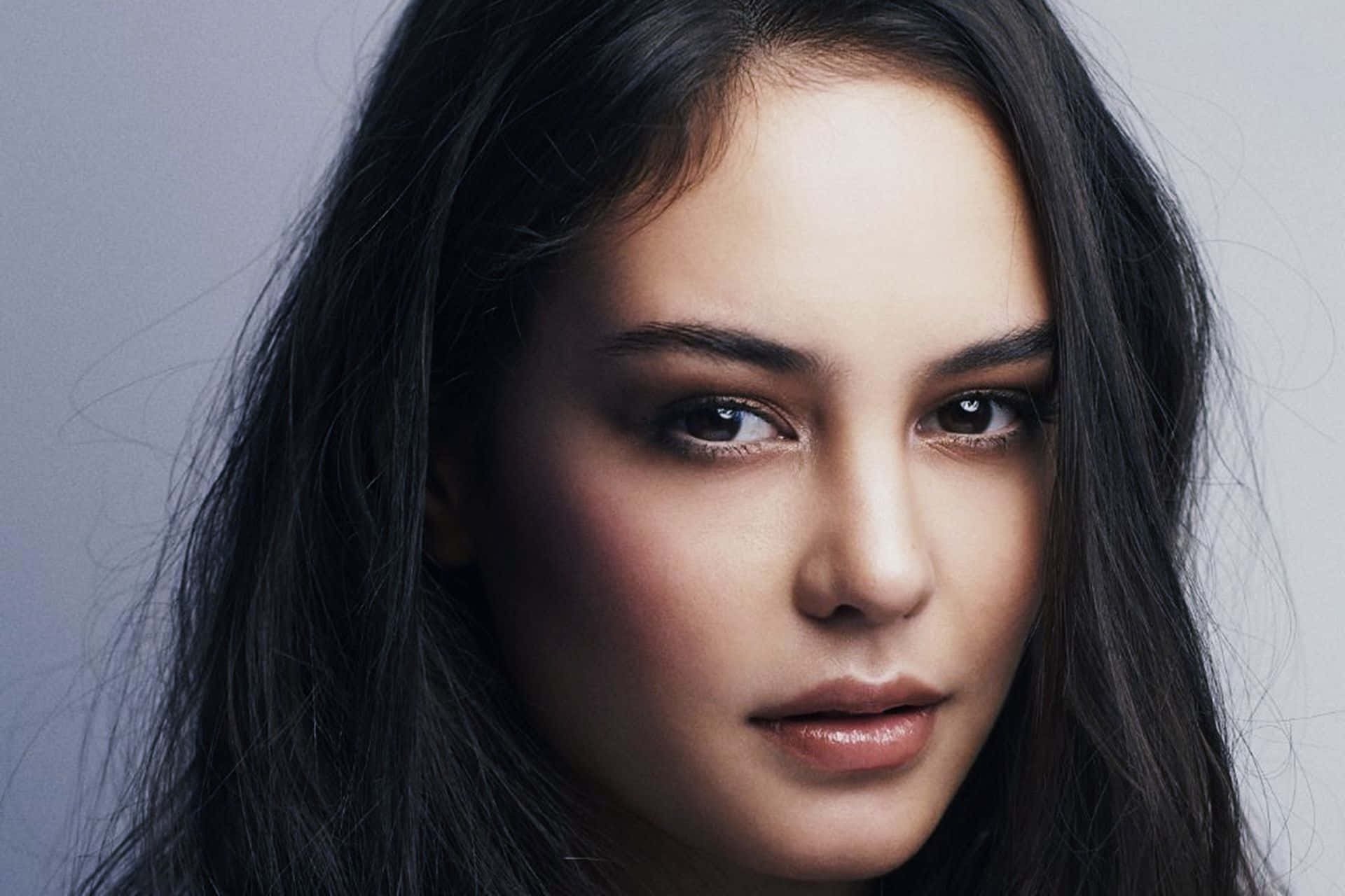 Courtney Eaton Poserer Elegant Under En Fotoshoot Bakgrunnsbildet