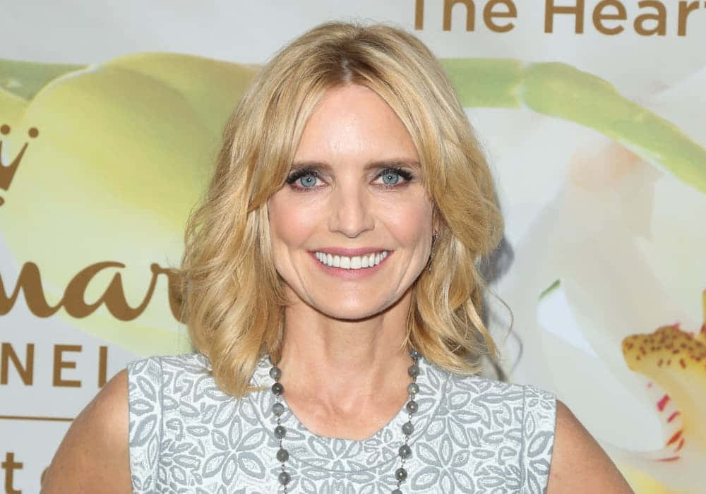 Courtney Thorne-Smith Smiling Elegantly in a Lovely Dress Wallpaper
