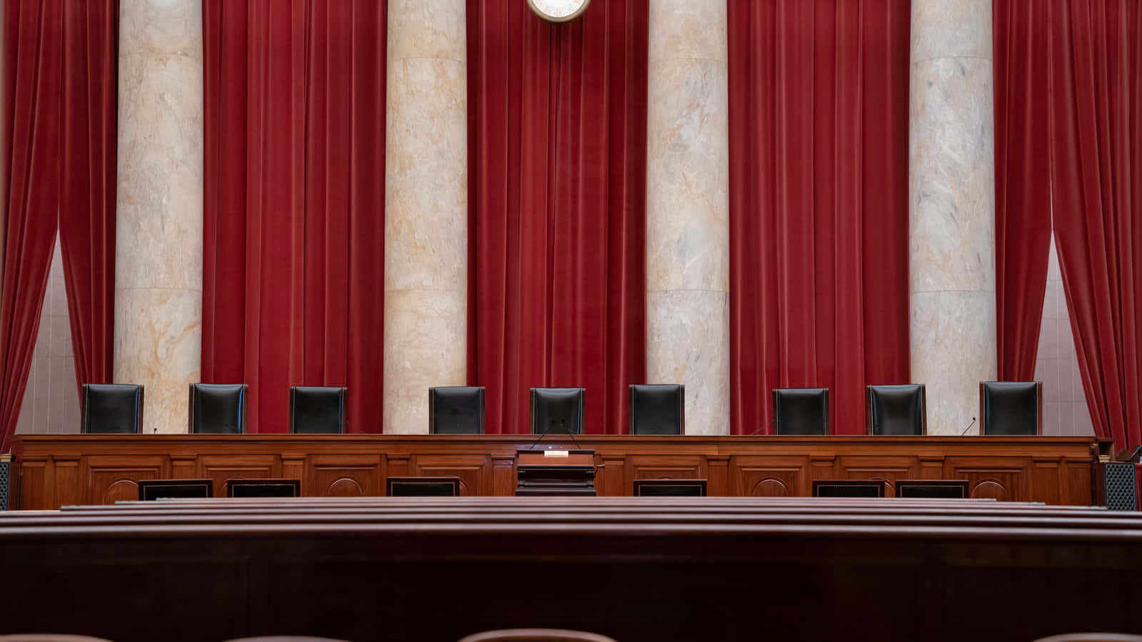 Langvorhänge In Rot Gerichtssaal Hintergrund