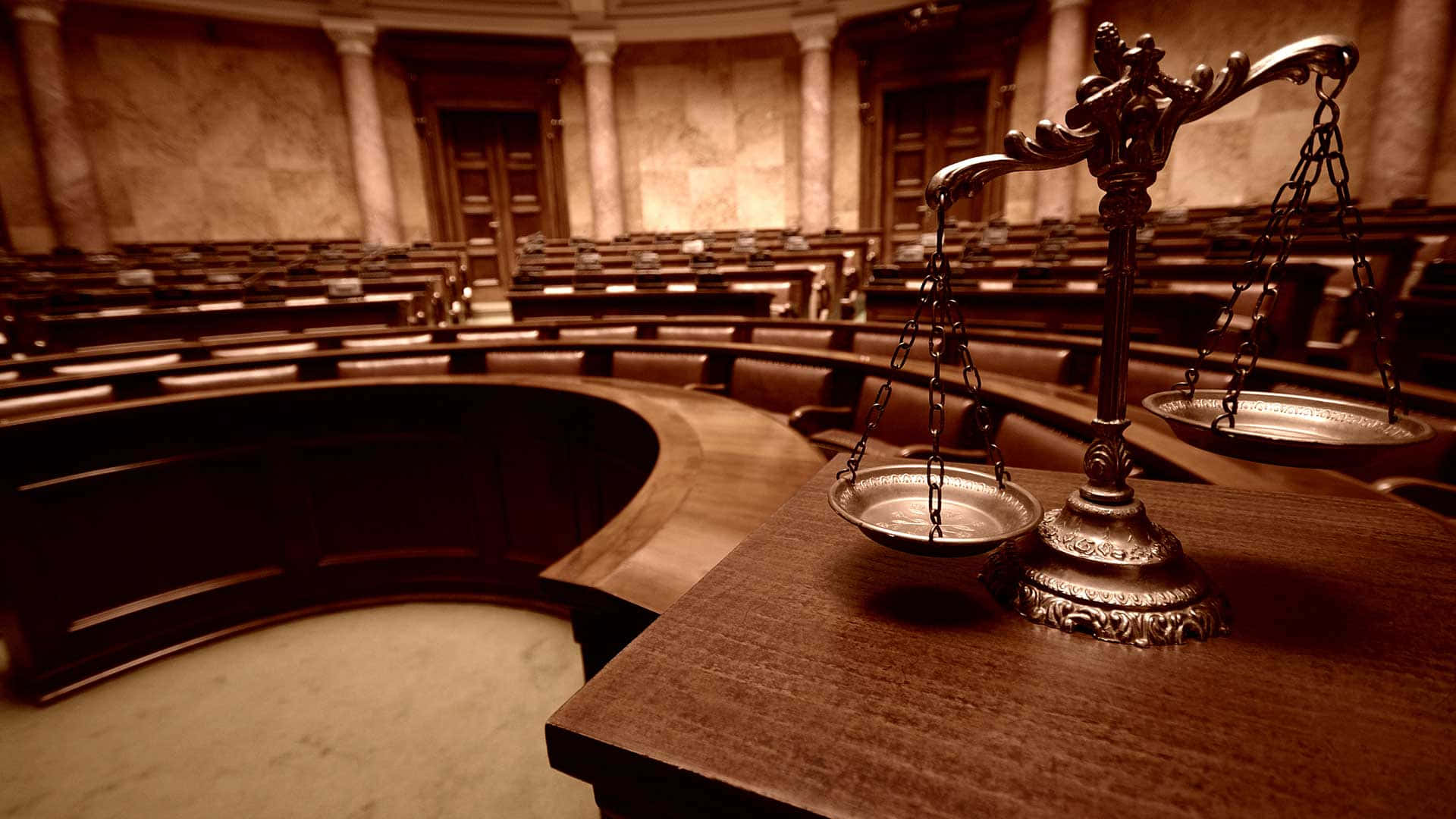 Løftet skala på dommerens bænk retslokale baggrund tapet