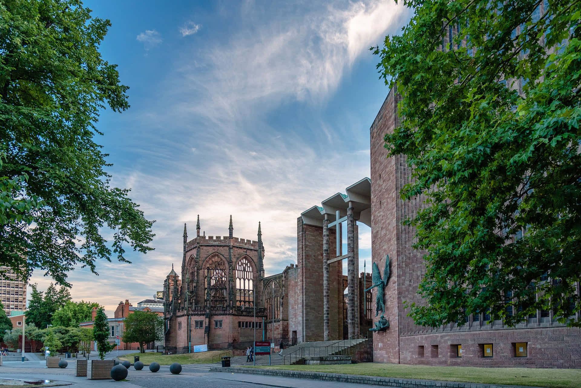 Coventry Cathedral Ruinsand New Building Wallpaper