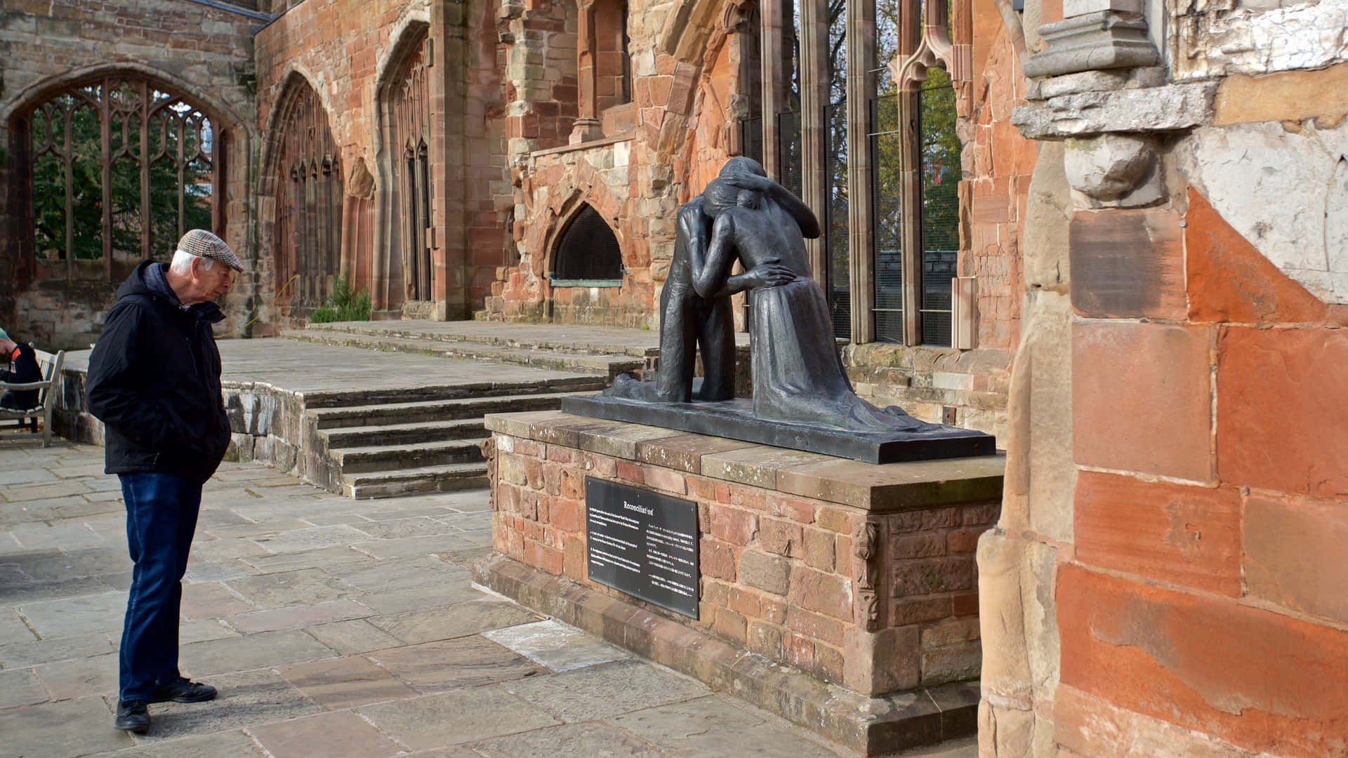 Coventry Cathedral Ruinsand Statue Wallpaper