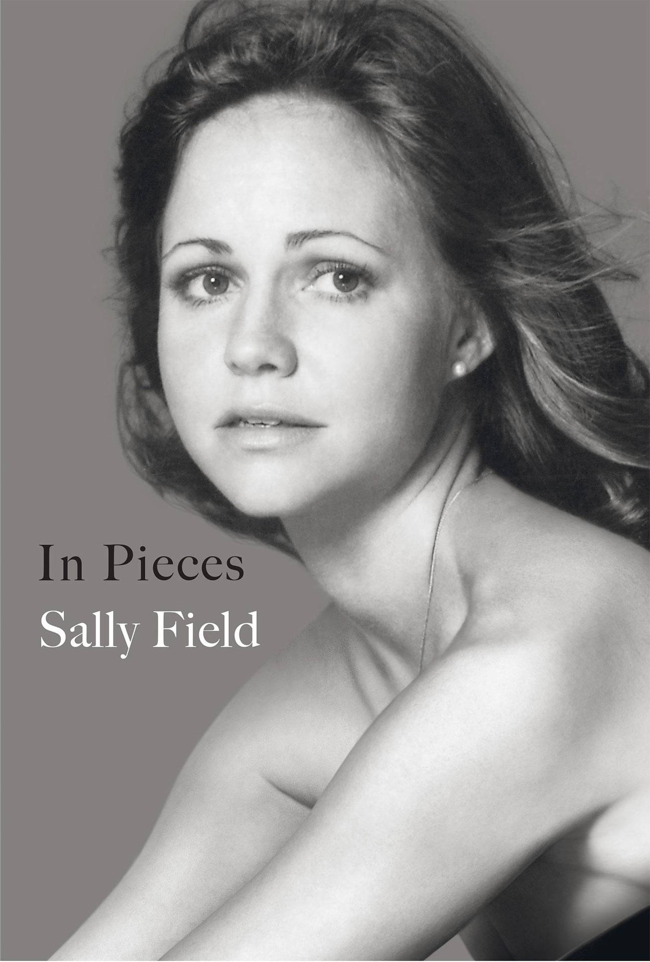Omslagetpå Sally Fields Memoar In Pieces. Wallpaper