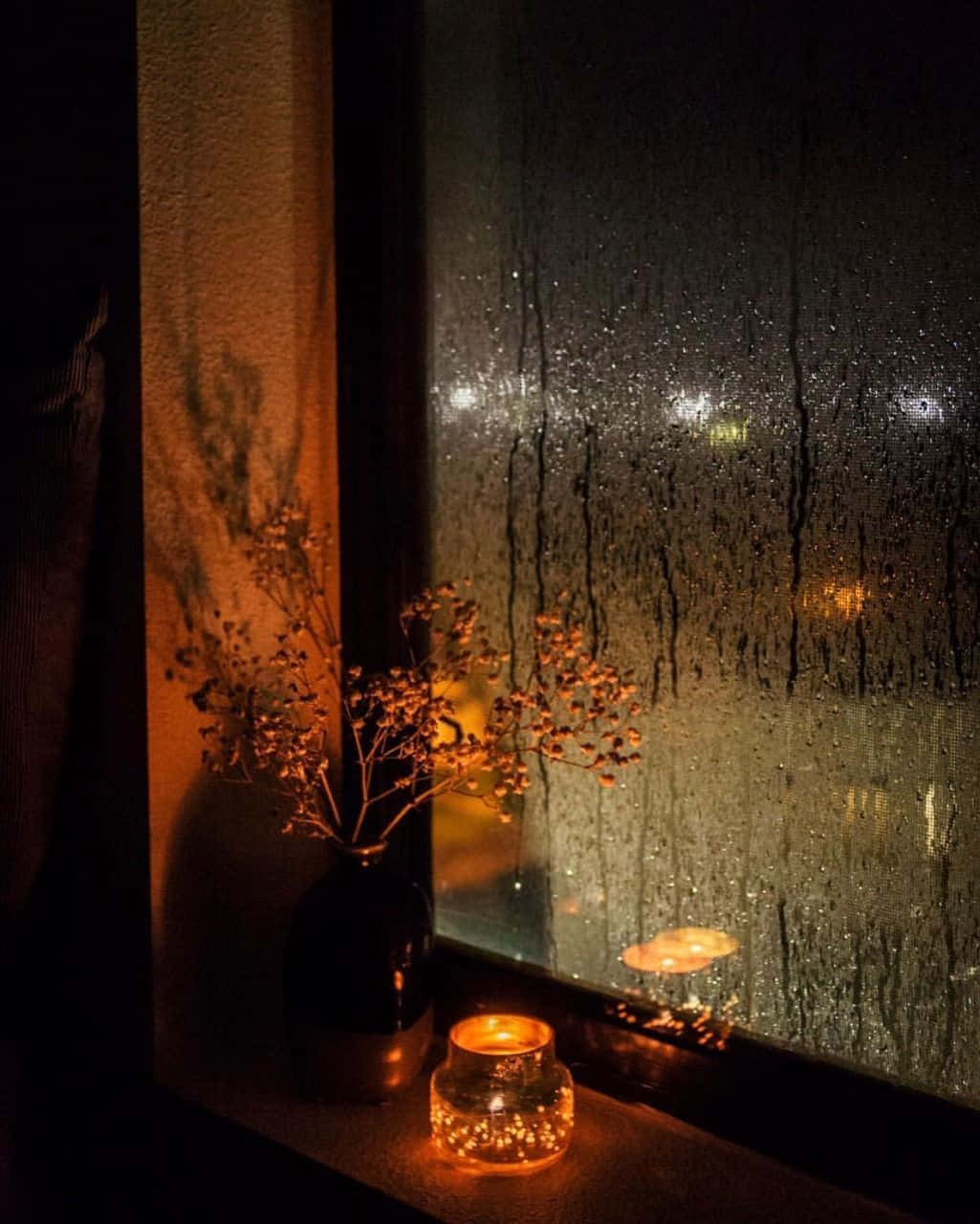 Ettfönster Med Ett Ljus Och En Vas Med Blommor