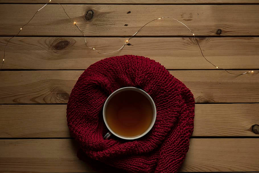 Cozy Autumn Red Knit Wallpaper