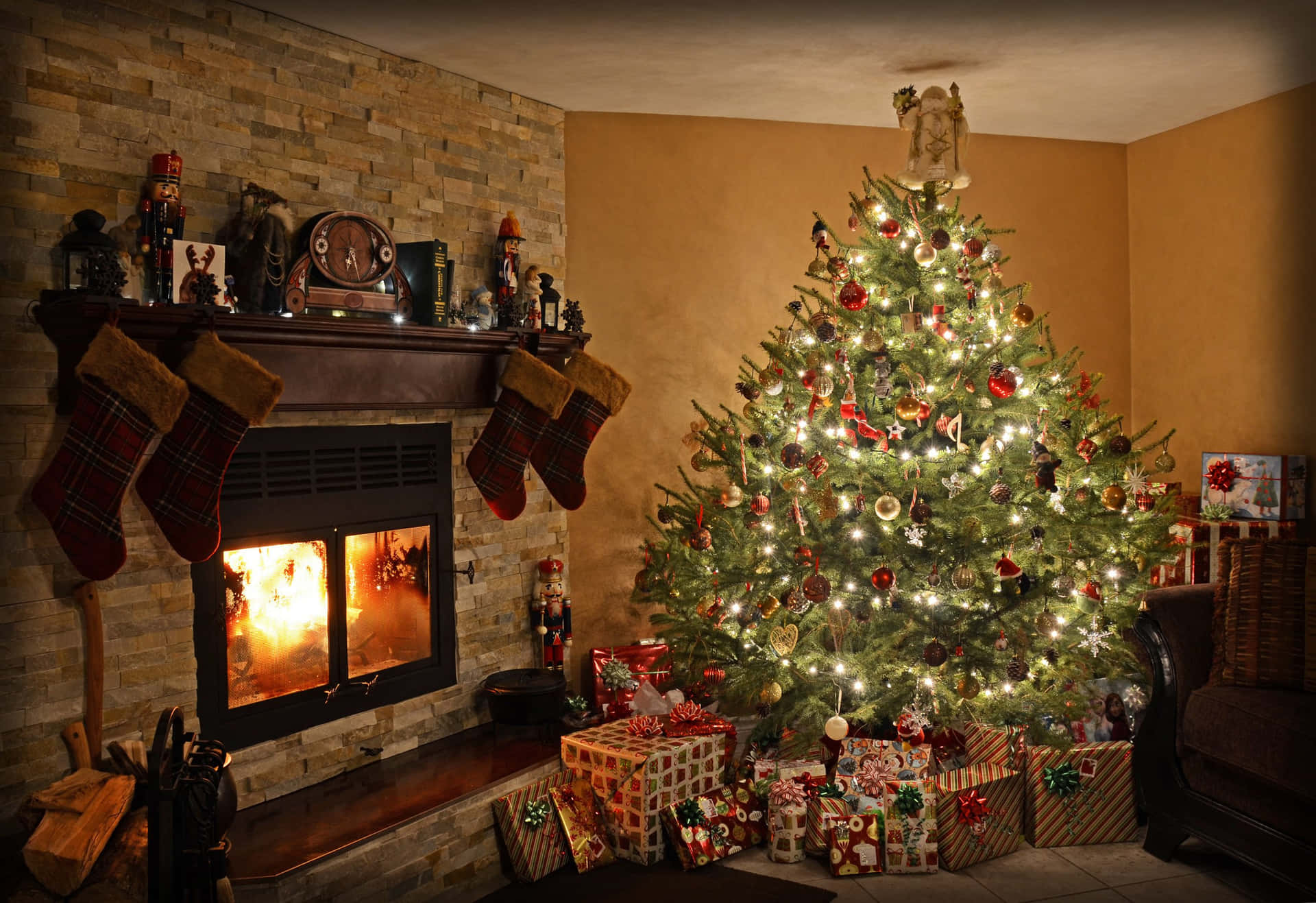 Cheminée Et Sapin De Noël Chaleureux Fond d'écran