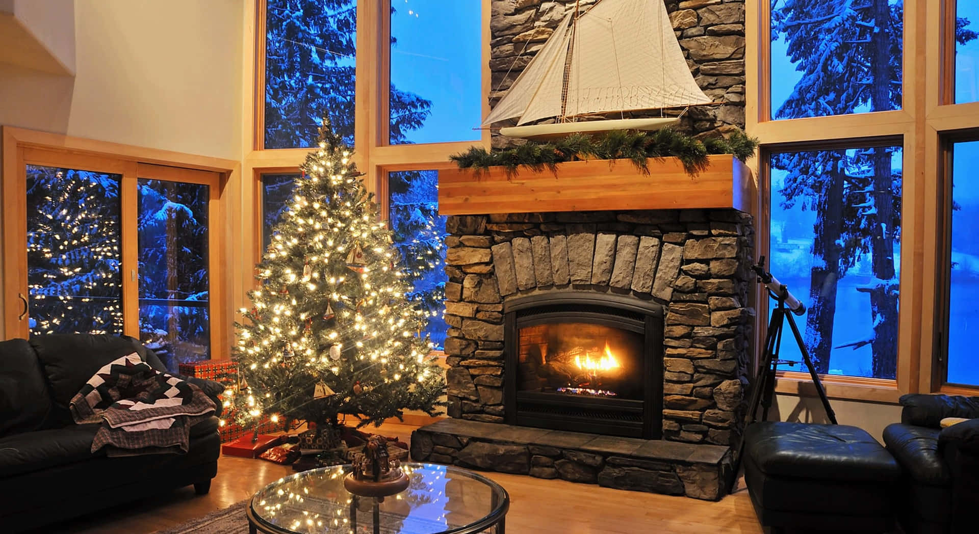 Cheminée De Noël Confortable Avec Arbre Fond d'écran