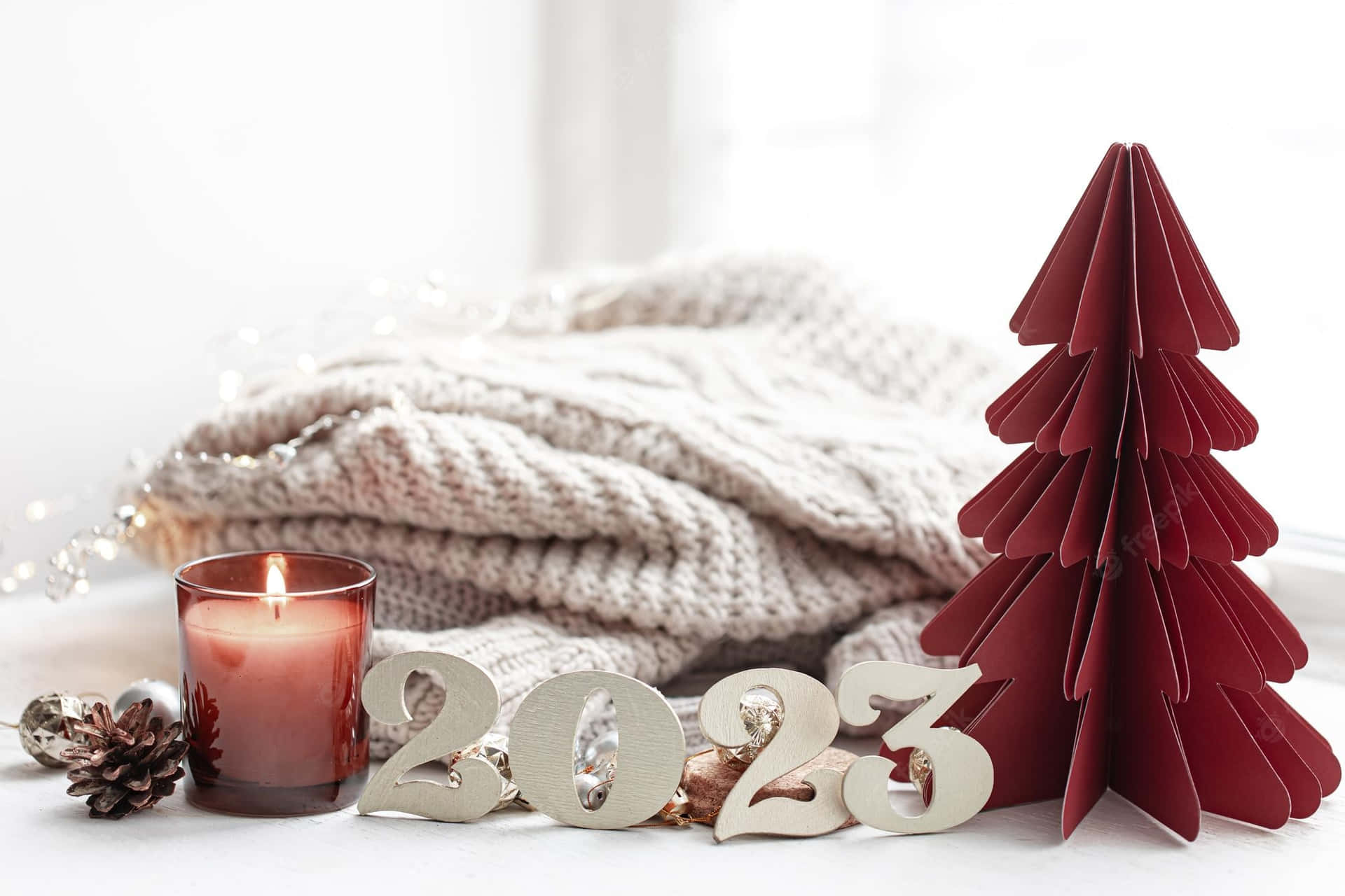 Einweihnachtsbaum Und Kerzen Auf Einem Tisch Wallpaper