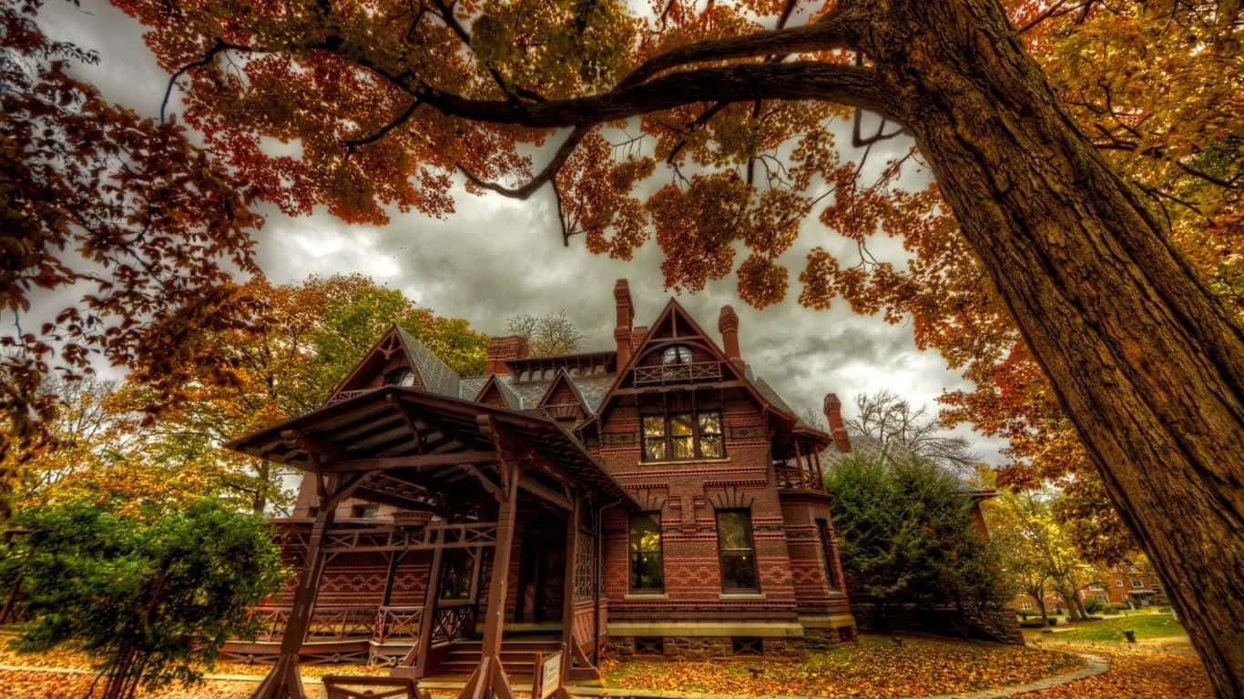 Einviktorianisches Haus Im Herbst Mit Fallenden Blättern. Wallpaper