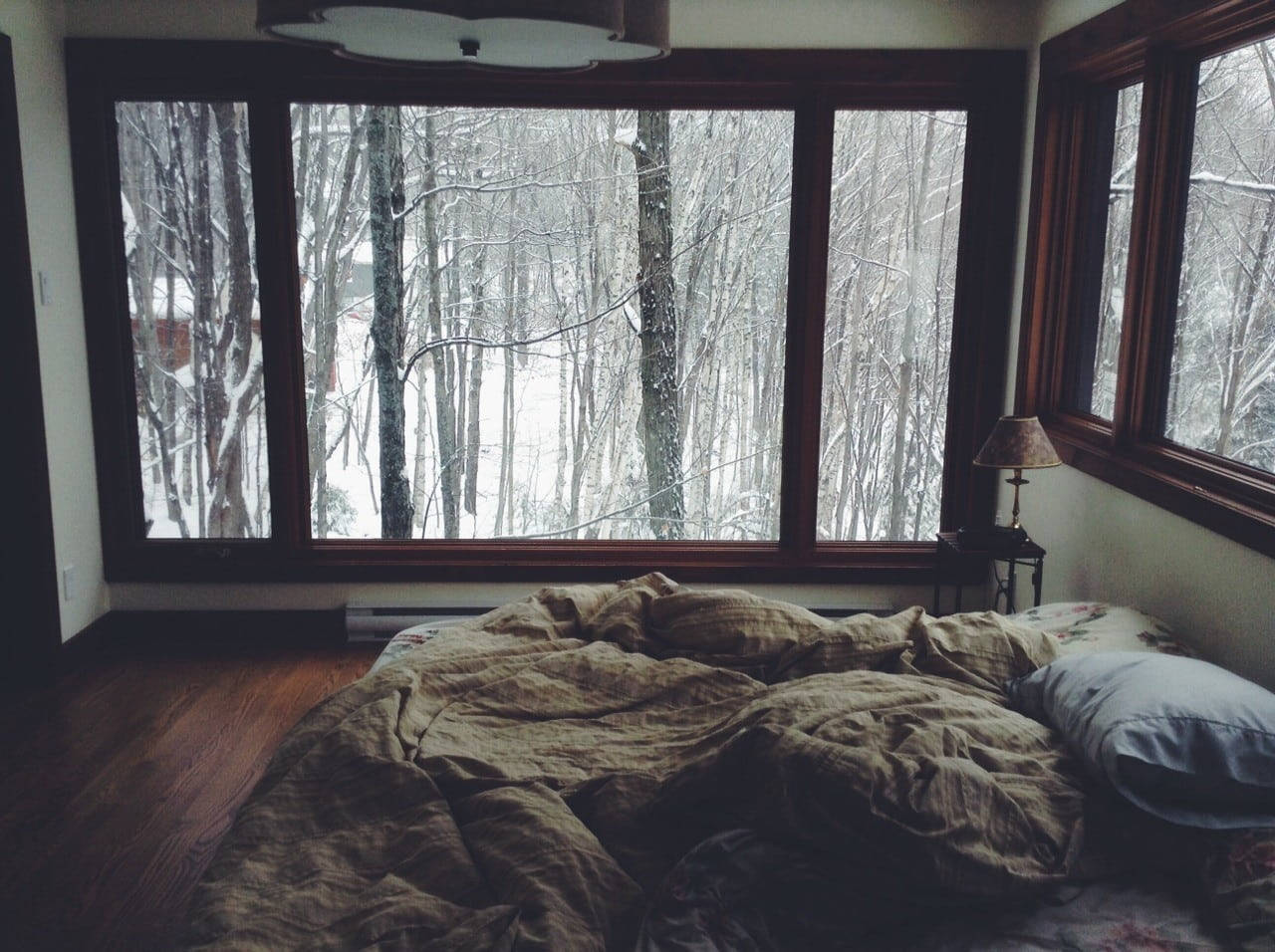 Cozy Winter Day In Bed Wallpaper