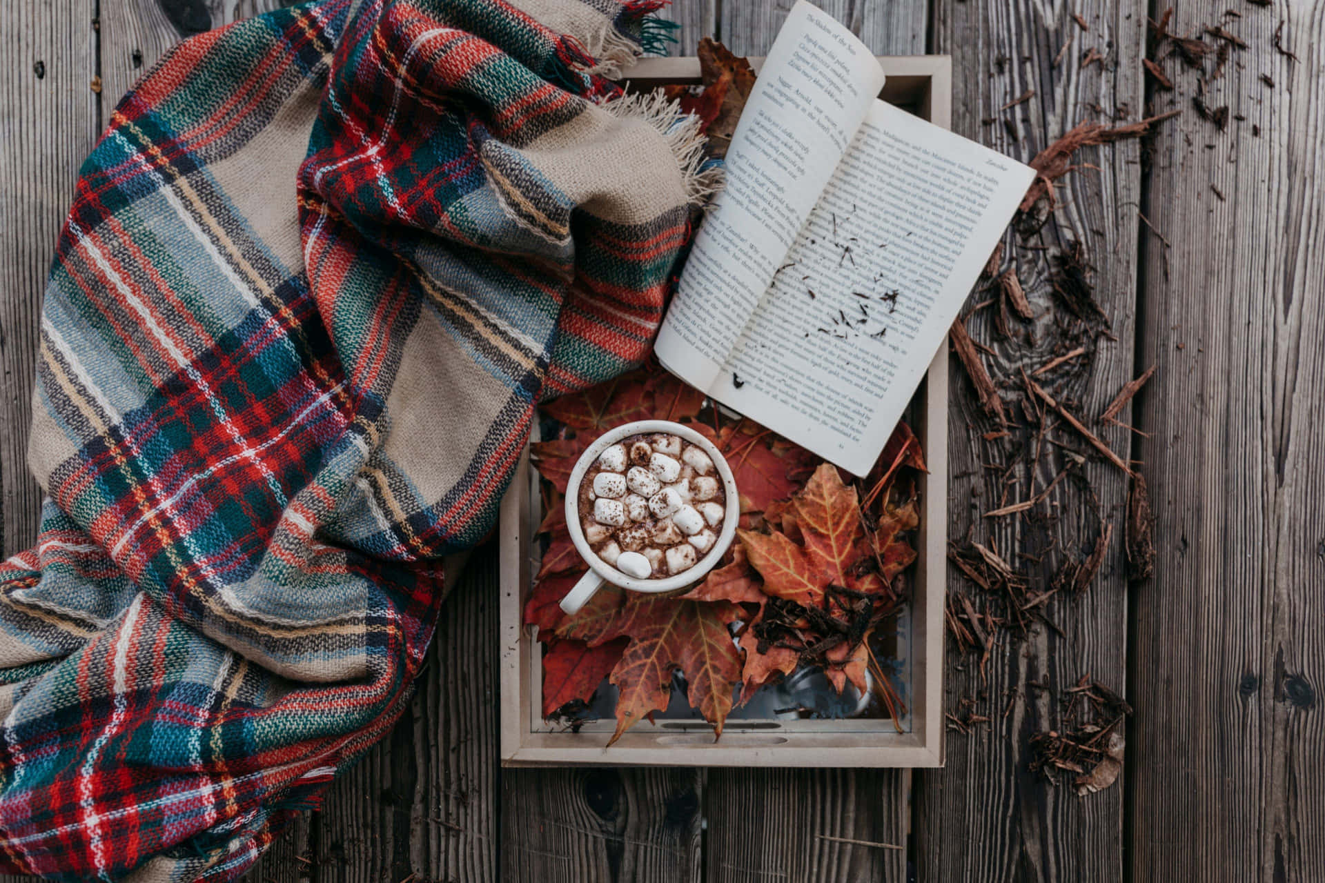 Pak dig selv i varmen af et hyggeligt vinterhjem med denne rustikke skrivebords tapet. Wallpaper