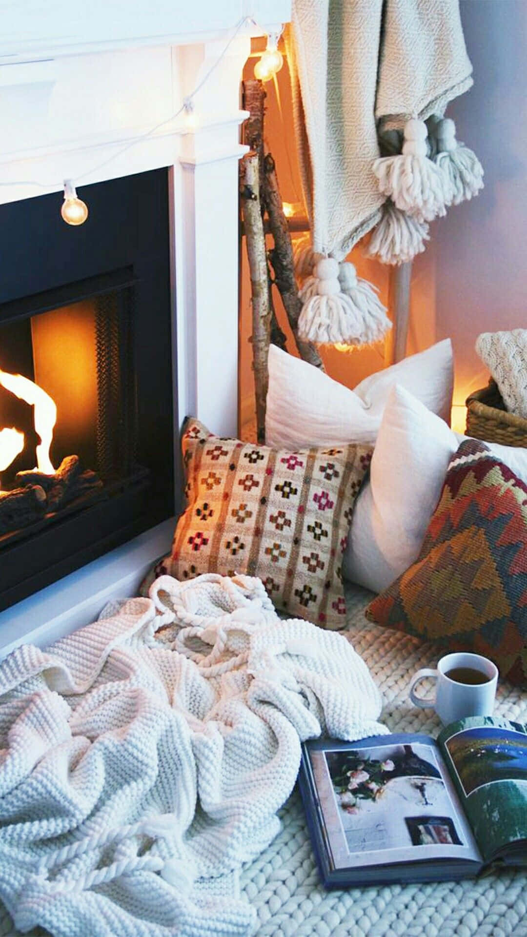 et hyggeligt stue med pejs og tæpper Wallpaper