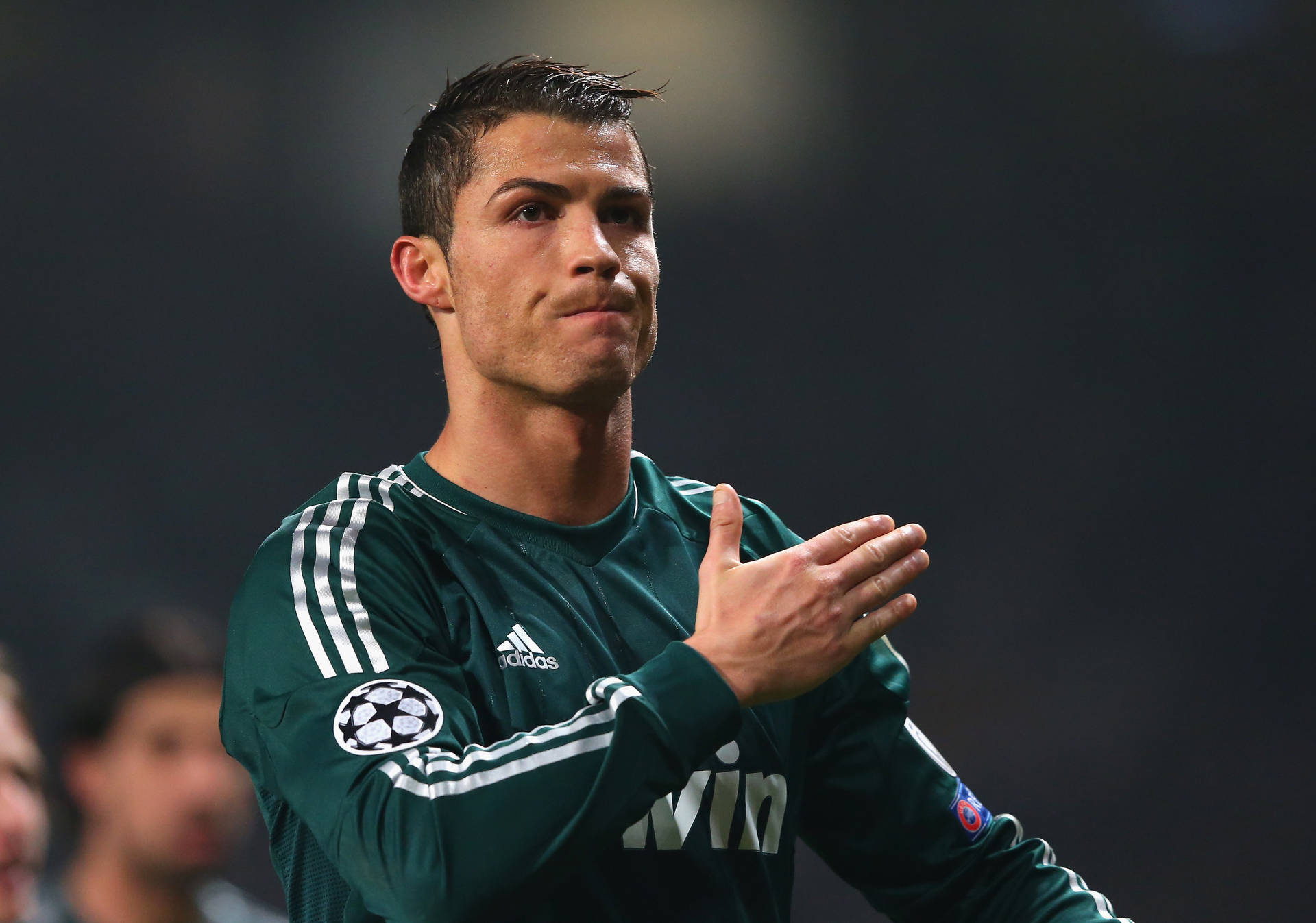 CR7 Cristiano Ronaldo i grøn uniform tapet Wallpaper
