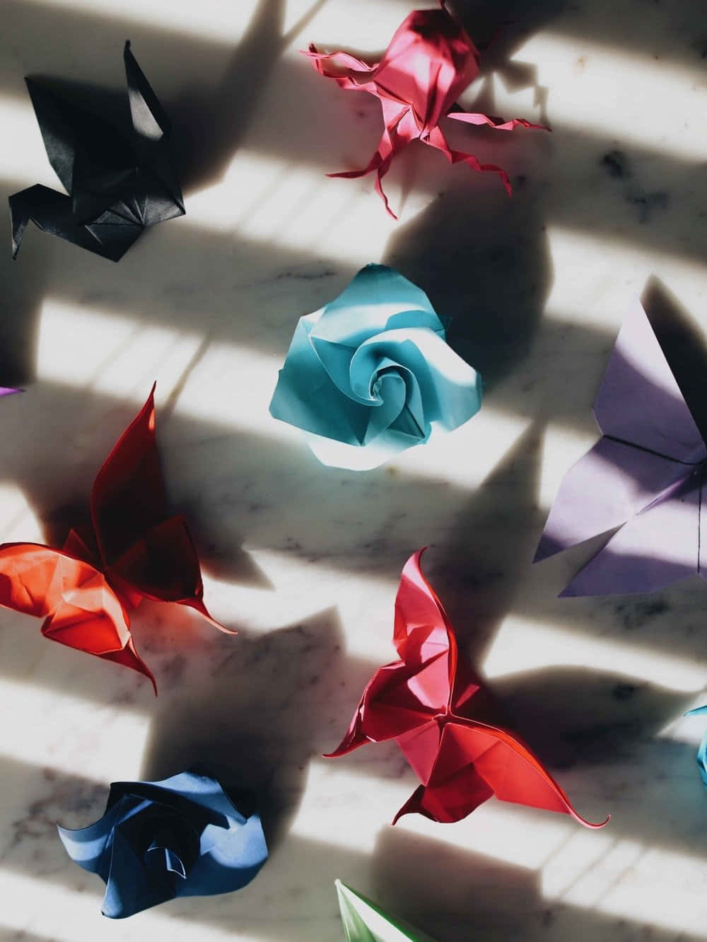 Mariposasde Origami En Una Mesa De Mármol