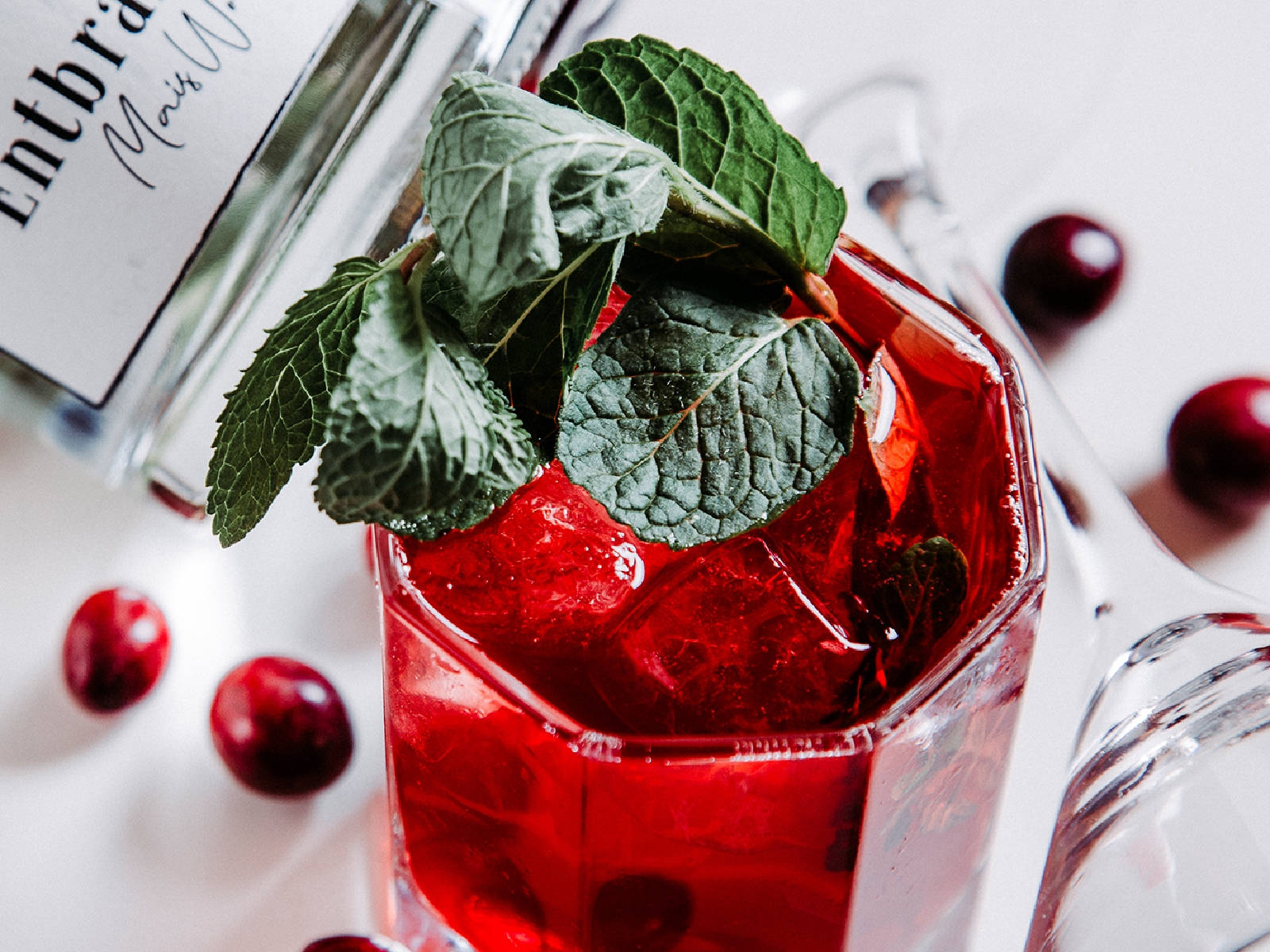 Refreshingly Vibrant Cranberry Cocktail Wallpaper