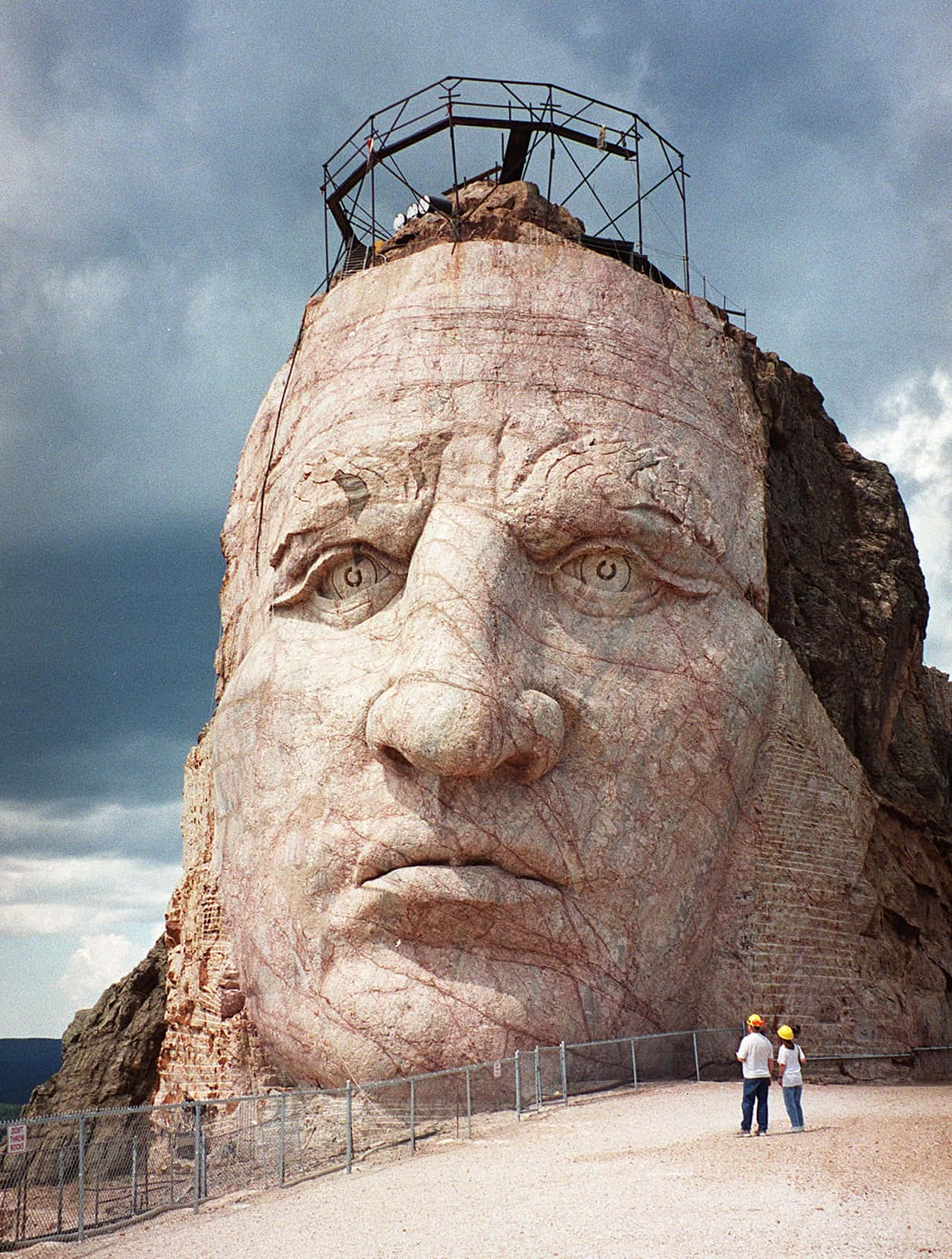 Unagran Estatua De Un Hombre En Una Roca