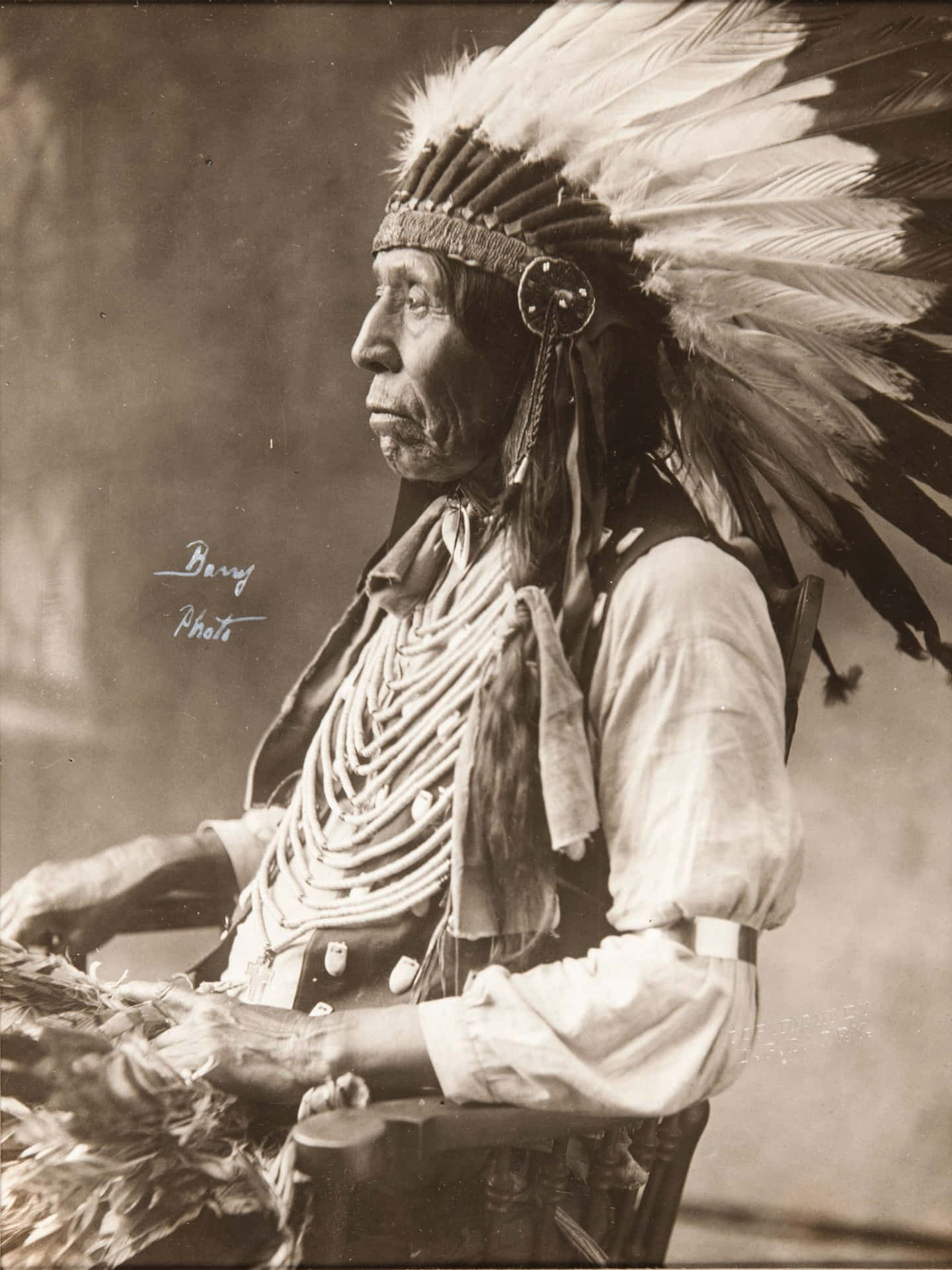 Unaantigua Foto De Un Hombre Nativo Americano Con Tocado De Plumas