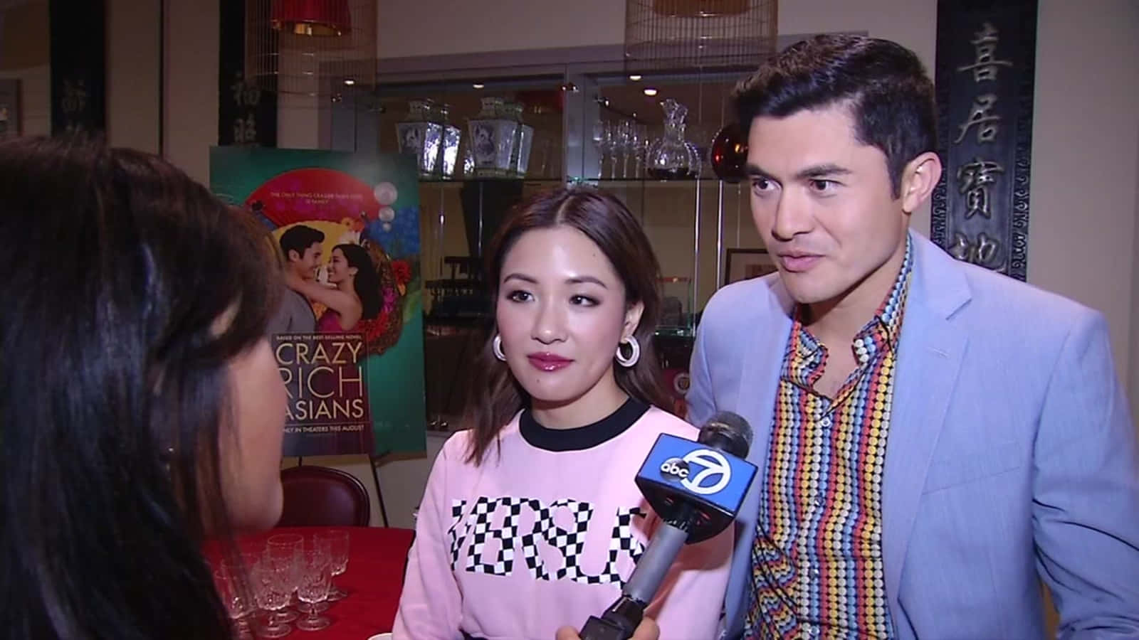 Constancewu Och Henry Golding Spelar Huvudrollerna I Crazy Rich Asians.