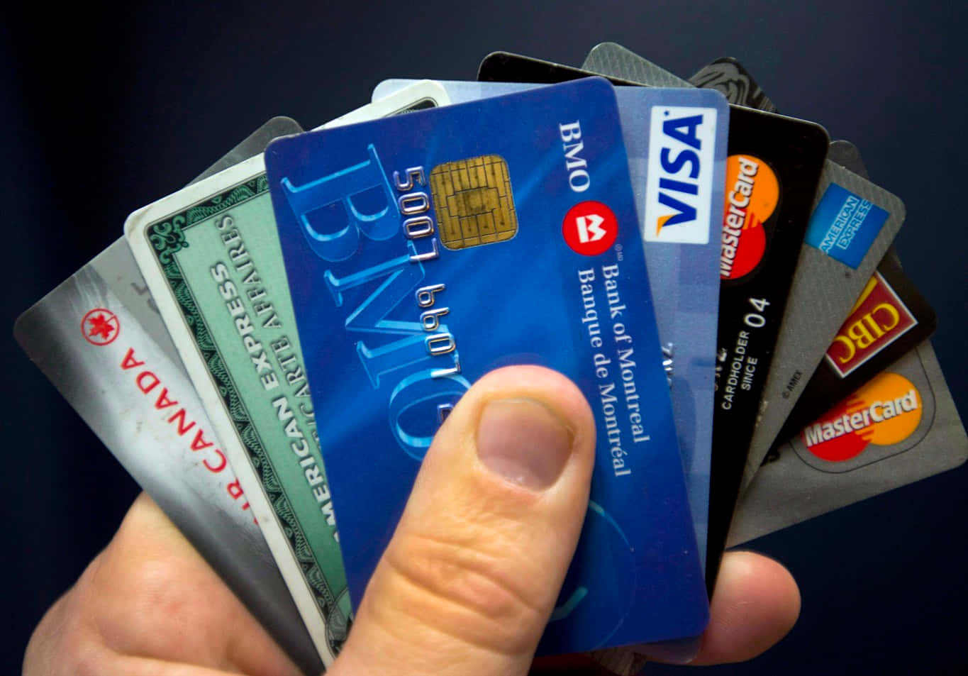 Enperson Som Håller I En Stor Bunt Kreditkort
