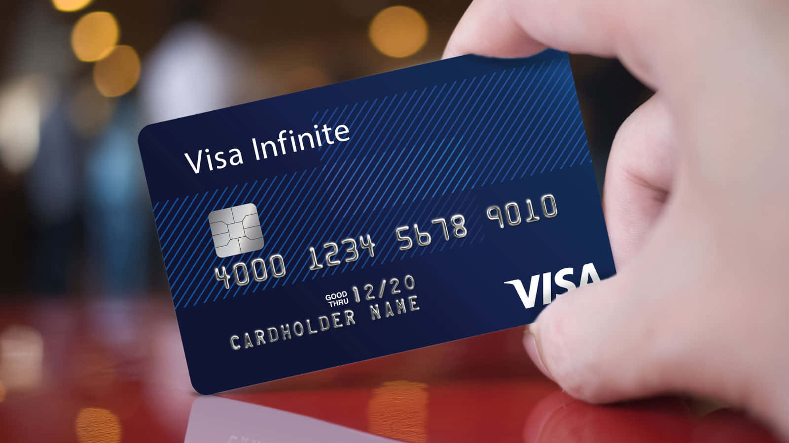 Unapersona Che Tiene In Mano Una Carta Di Credito Visa Infinite