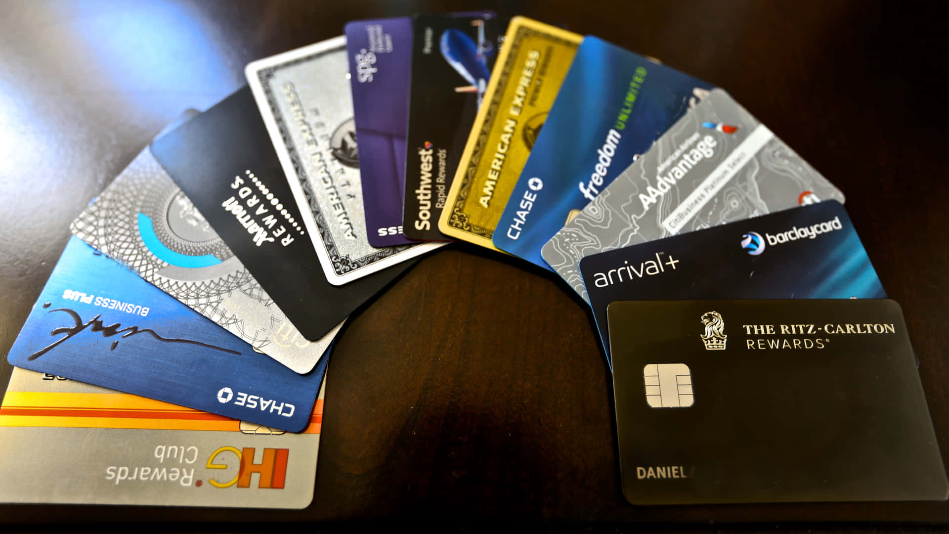 Engrupp Kreditkort Ordnade På Ett Bord