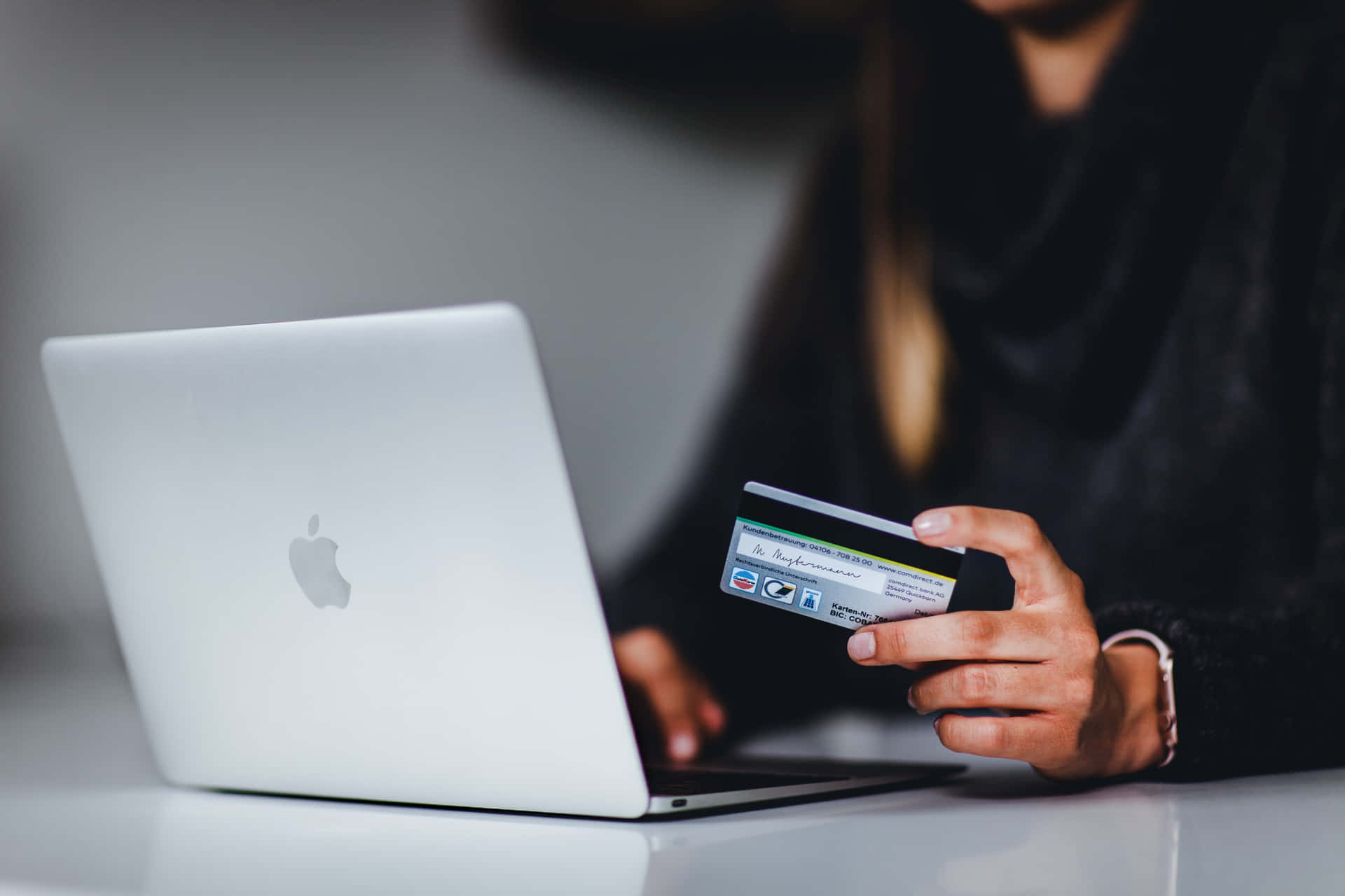 Enkvinna Som Håller I Ett Kreditkort Framför En Laptop