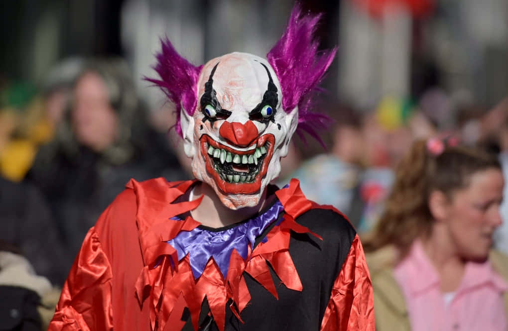 En clown iført en lilla maske og lilla hår