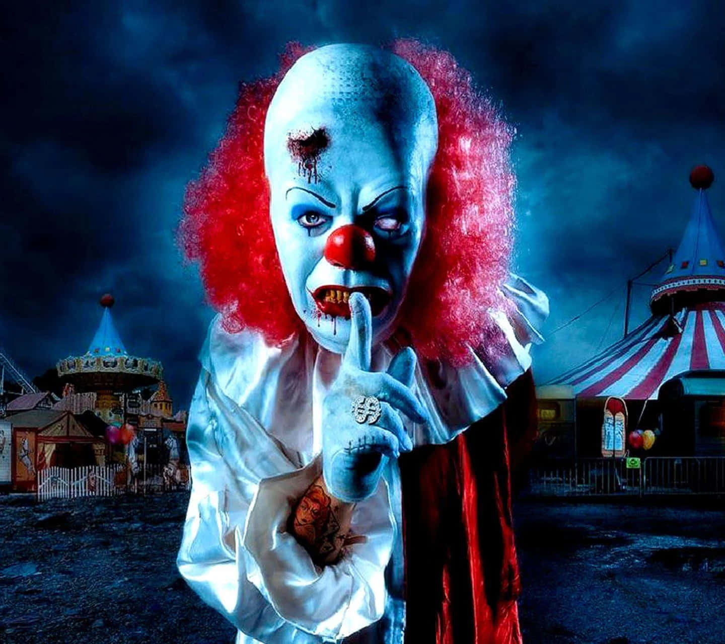 En clown med rødt hår og rødt hår