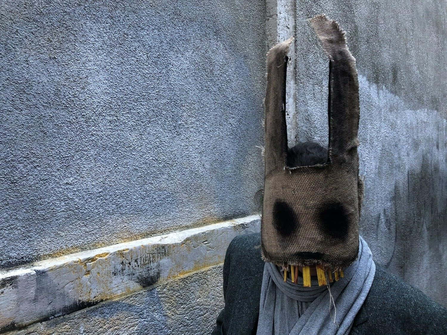 Unuomo Che Indossa Una Maschera Da Coniglio