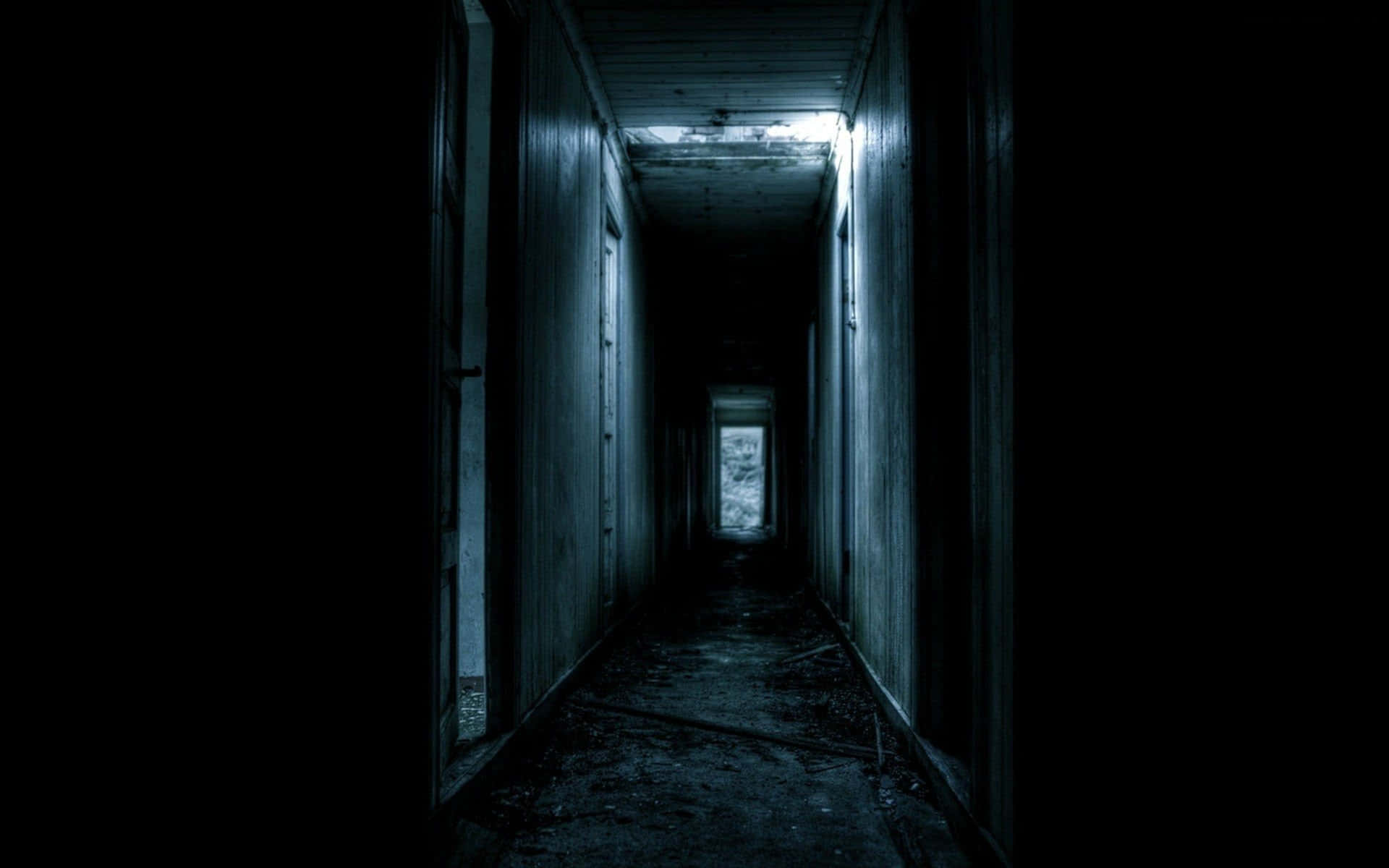 Skrämmandemörk Korridor Bild